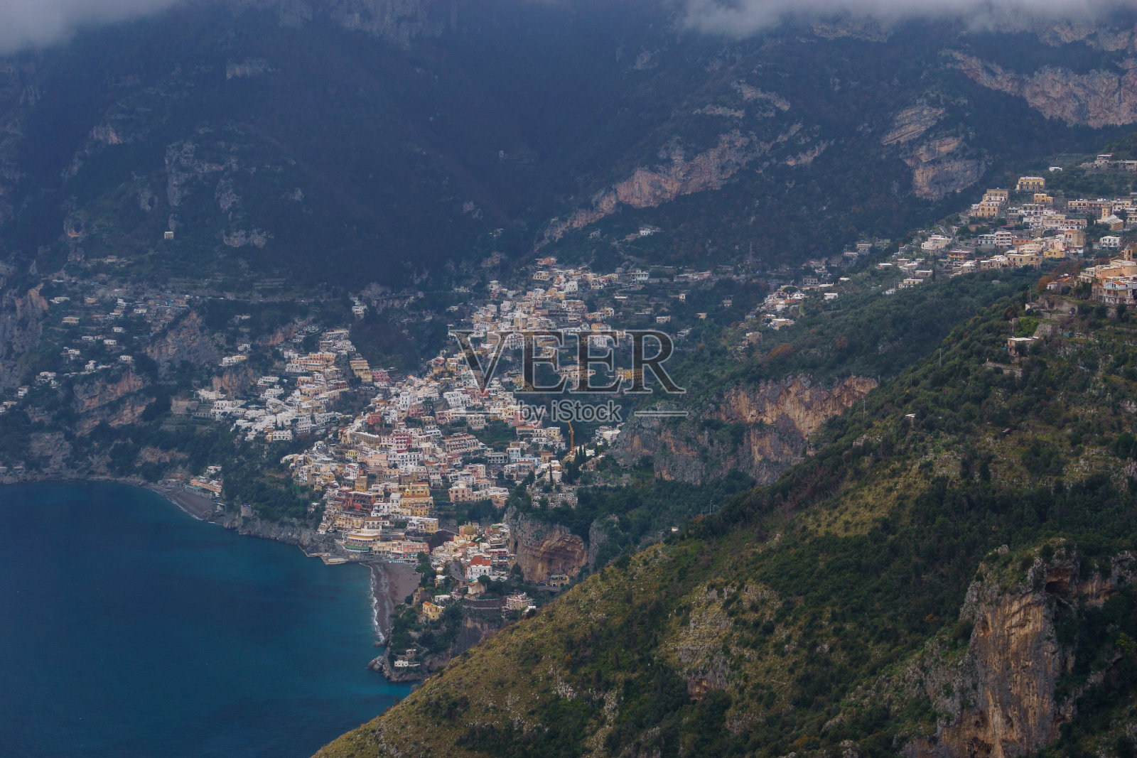 意大利坎帕尼亚萨莱诺省，从徒步小径Sentiero degli Dei或众神之路，俯瞰波西塔诺村的阿马尔菲海岸照片摄影图片