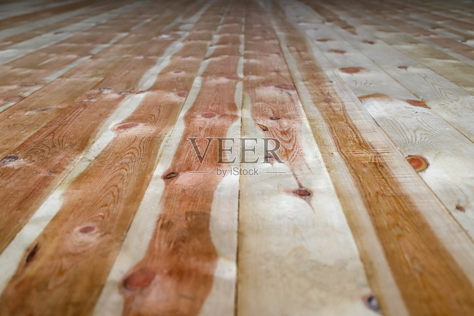 路面由带有多个结的木板制成，作为自然背景。选择性对焦的透视照片照片摄影图片