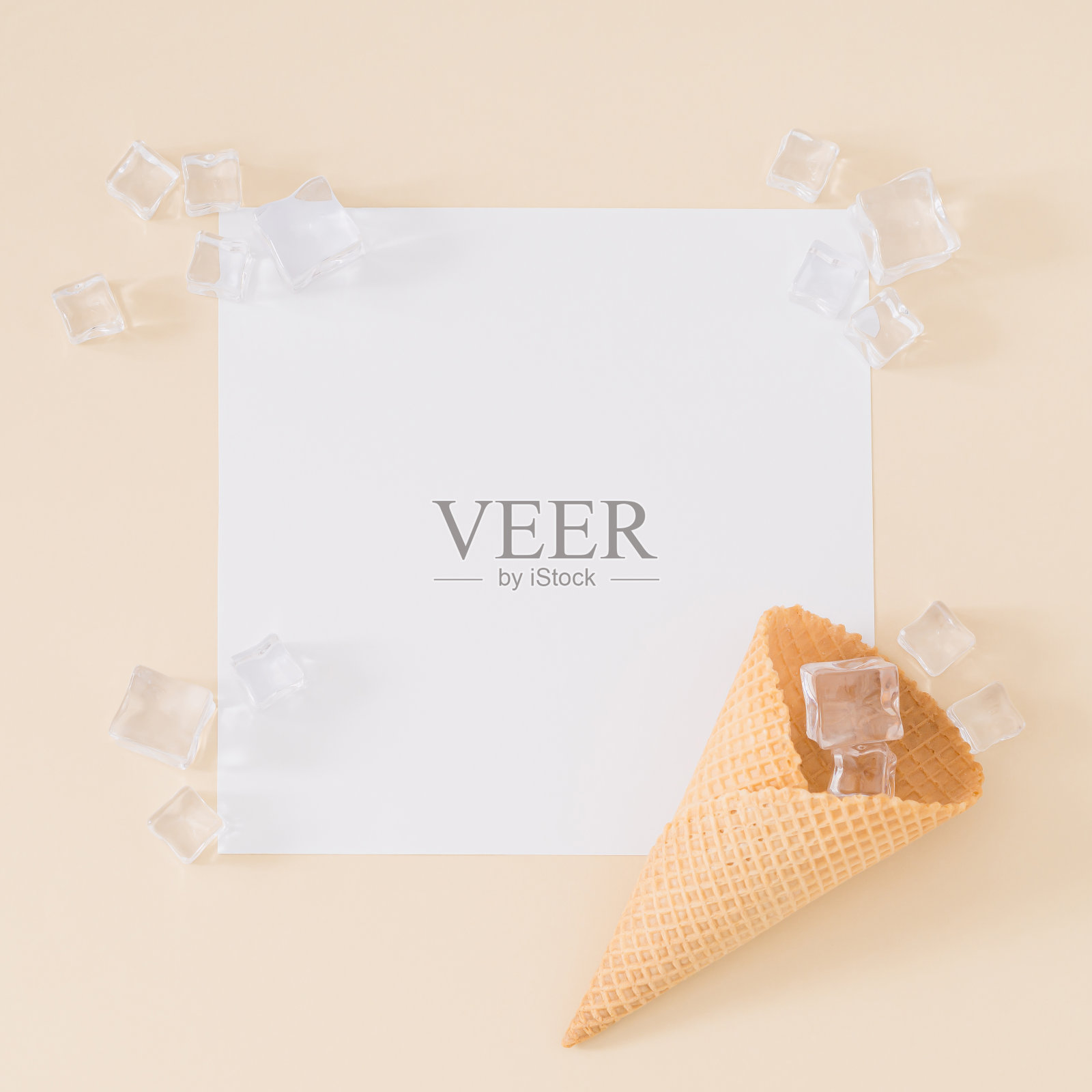 创意新潮的布局与冰淇淋筒，冰块和纸卡笔记复制空间在浅米色背景。最小的夏季概念。平的。照片摄影图片