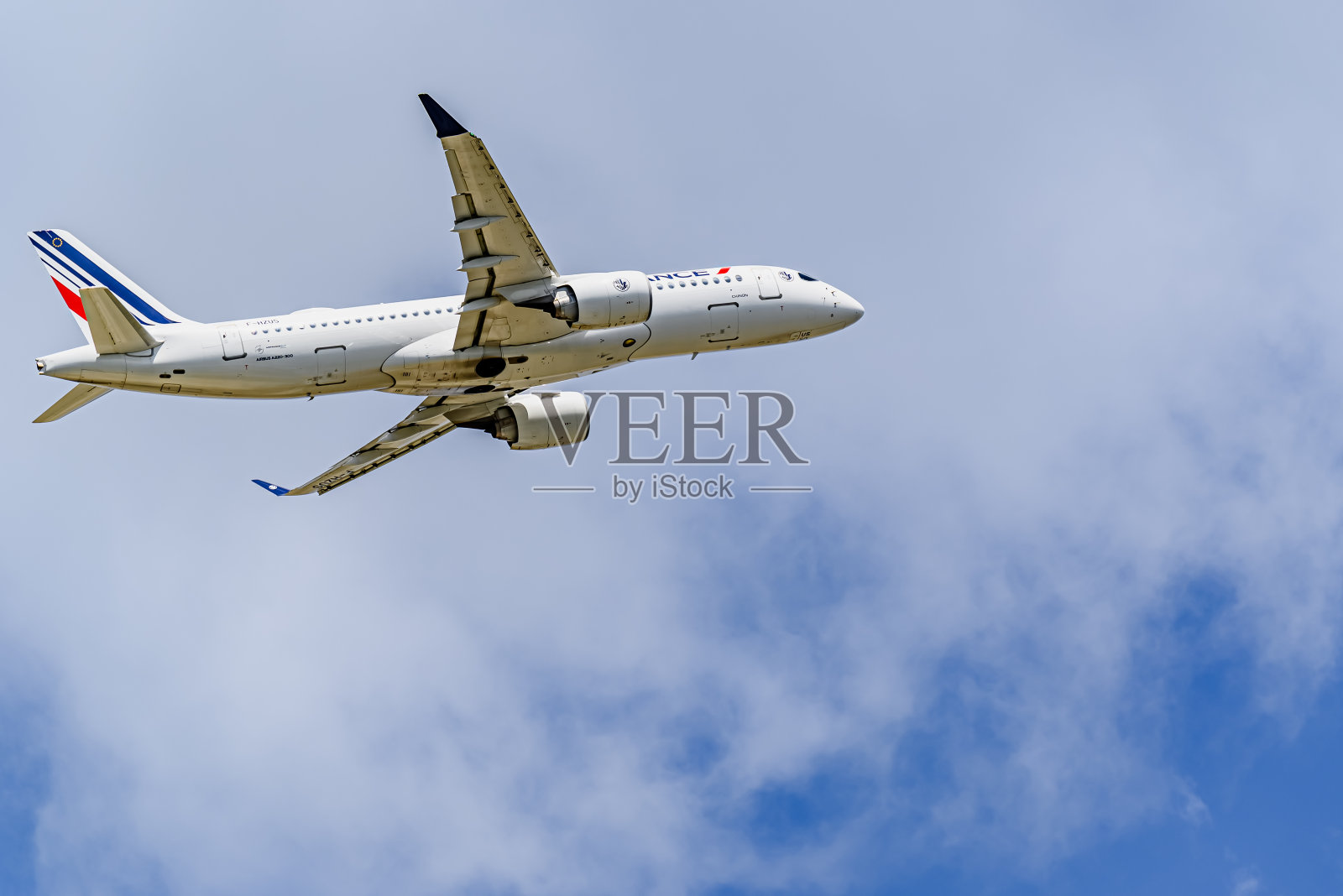 法航公司的空客A220-300飞机，从何塞普塔拉德拉斯巴塞罗那-埃尔普拉特机场起飞照片摄影图片