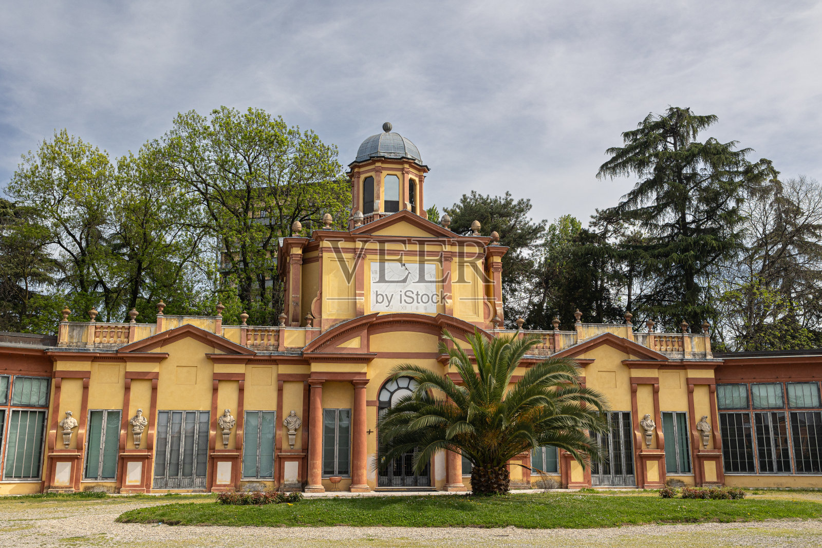 意大利摩德纳公爵埃斯坦斯花园公园内的历史建筑照片摄影图片