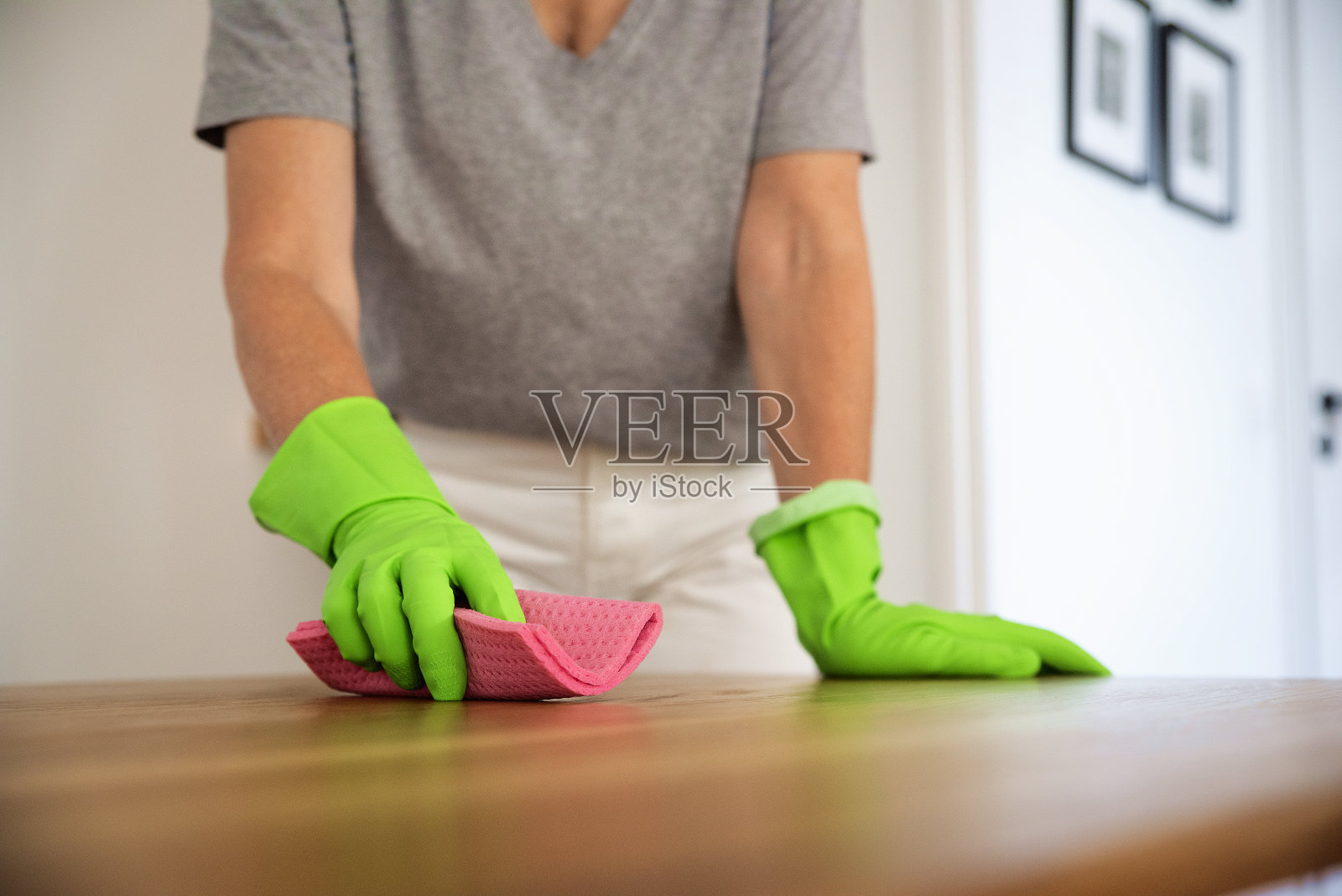 一个女人在家里擦餐桌的特写镜头照片摄影图片