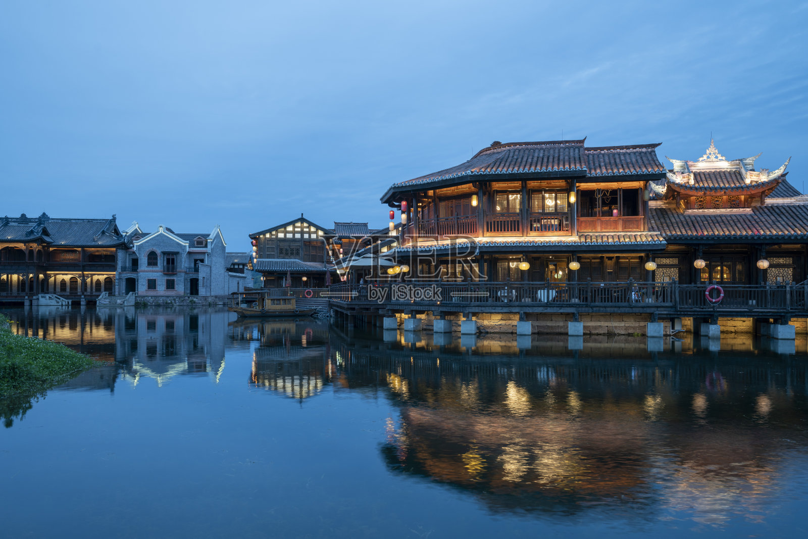 夜晚，中国四川省宜宾市湖上美丽的李庄古镇照片摄影图片