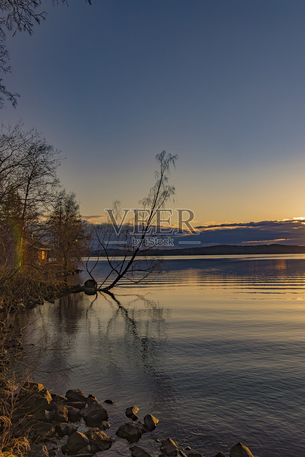 瑞典卢德维卡县的瓦斯曼湖上的日落和五彩缤纷的天空照片摄影图片