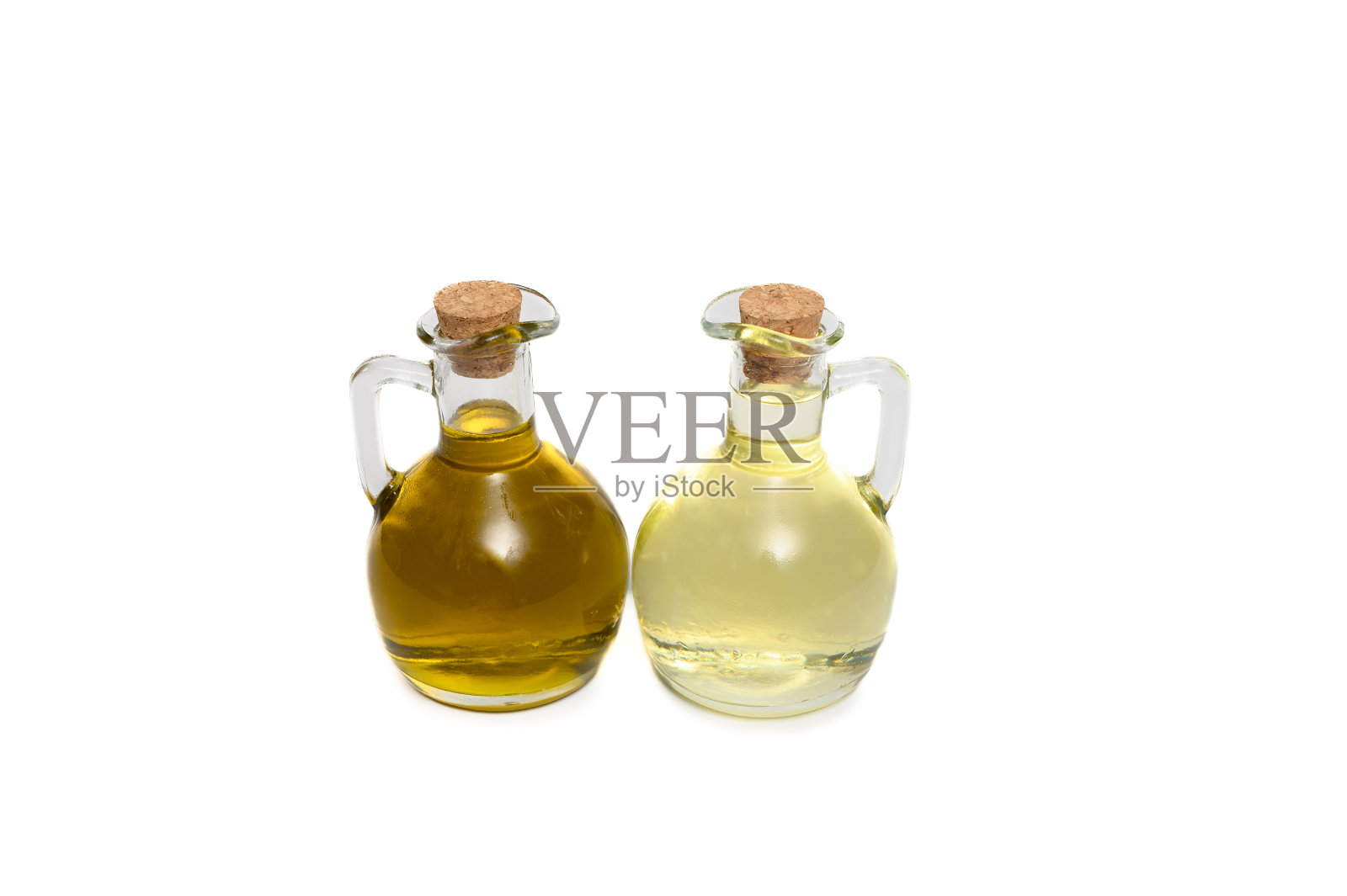 孤立的瓶子装满了苹果醋和米醋接近白色背景照片摄影图片