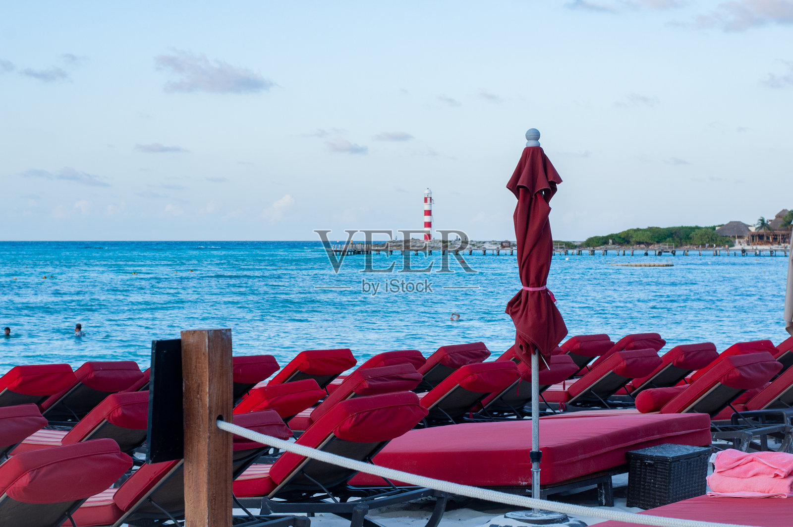 坎昆度假酒店沙滩上的雨伞和椅子照片摄影图片