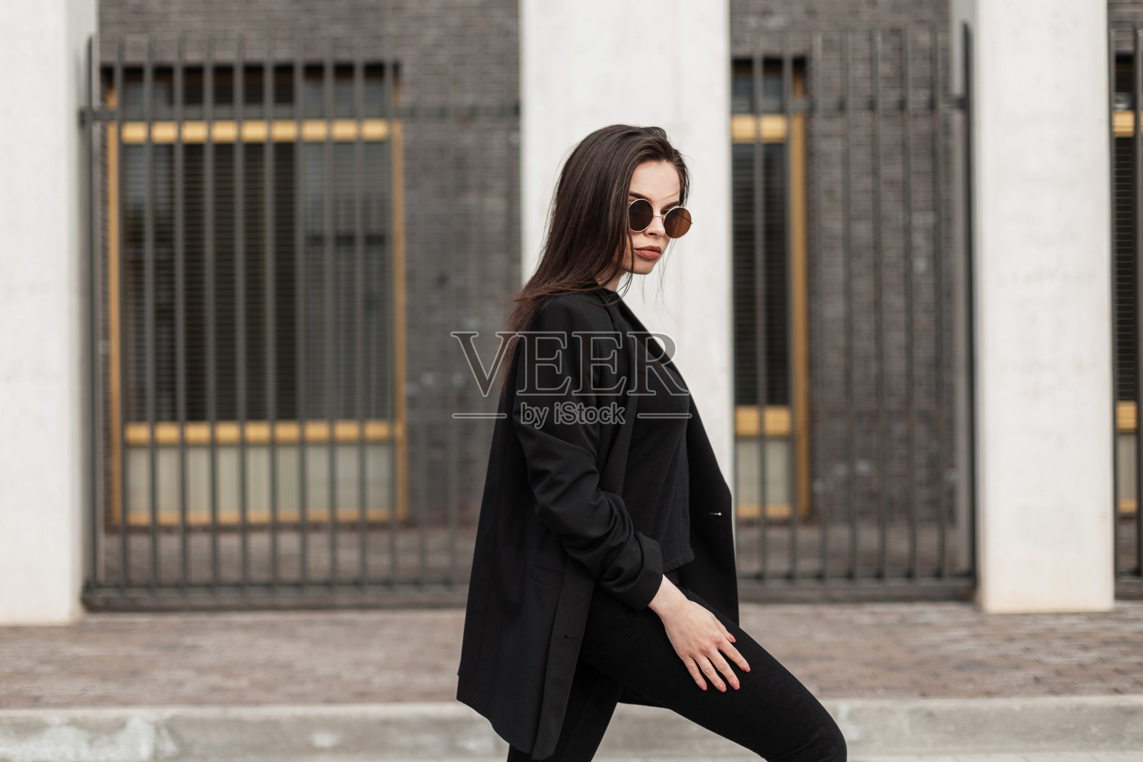 城里可爱的年轻女商人照片摄影图片