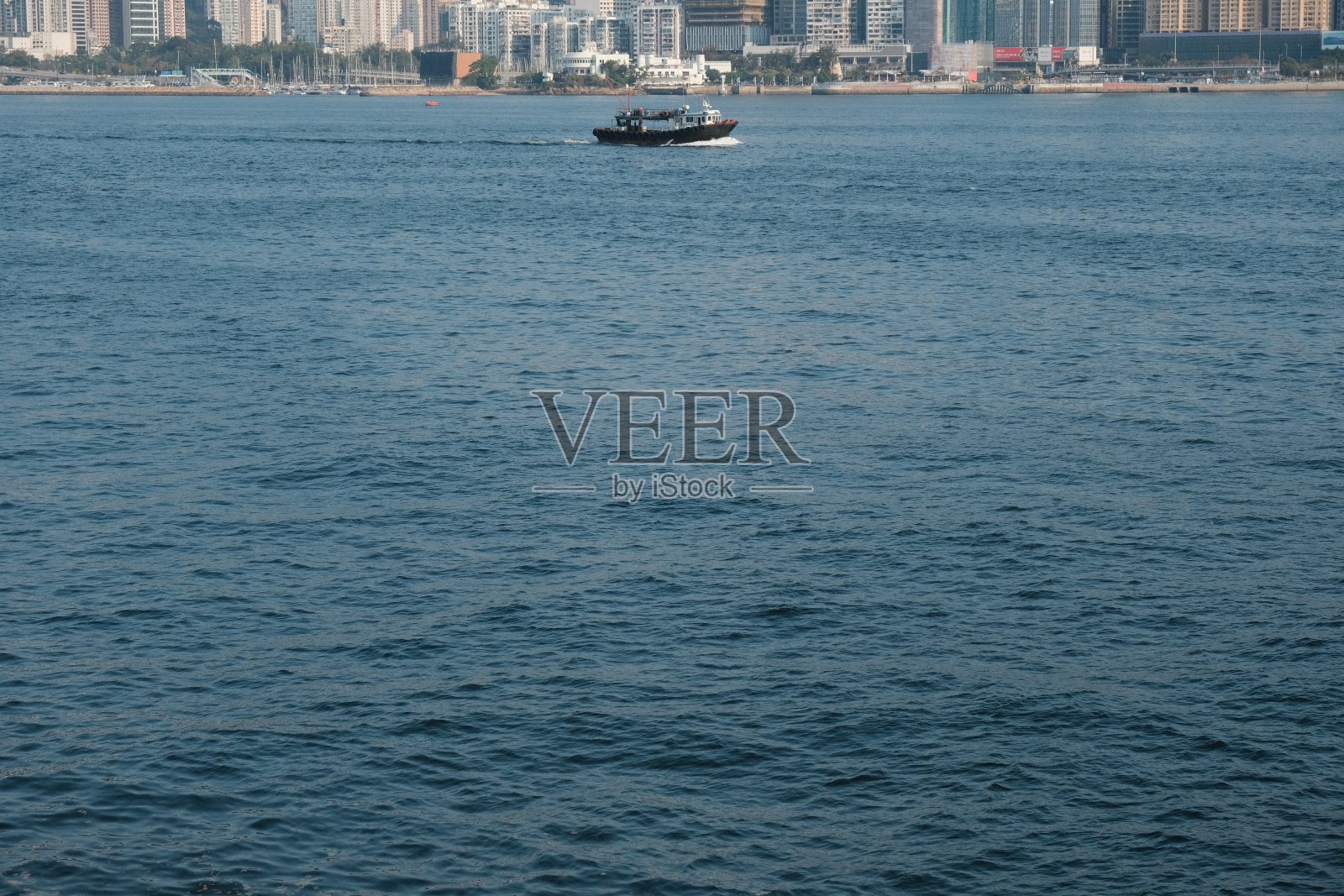 拥挤的城市，密集的建筑群照片摄影图片