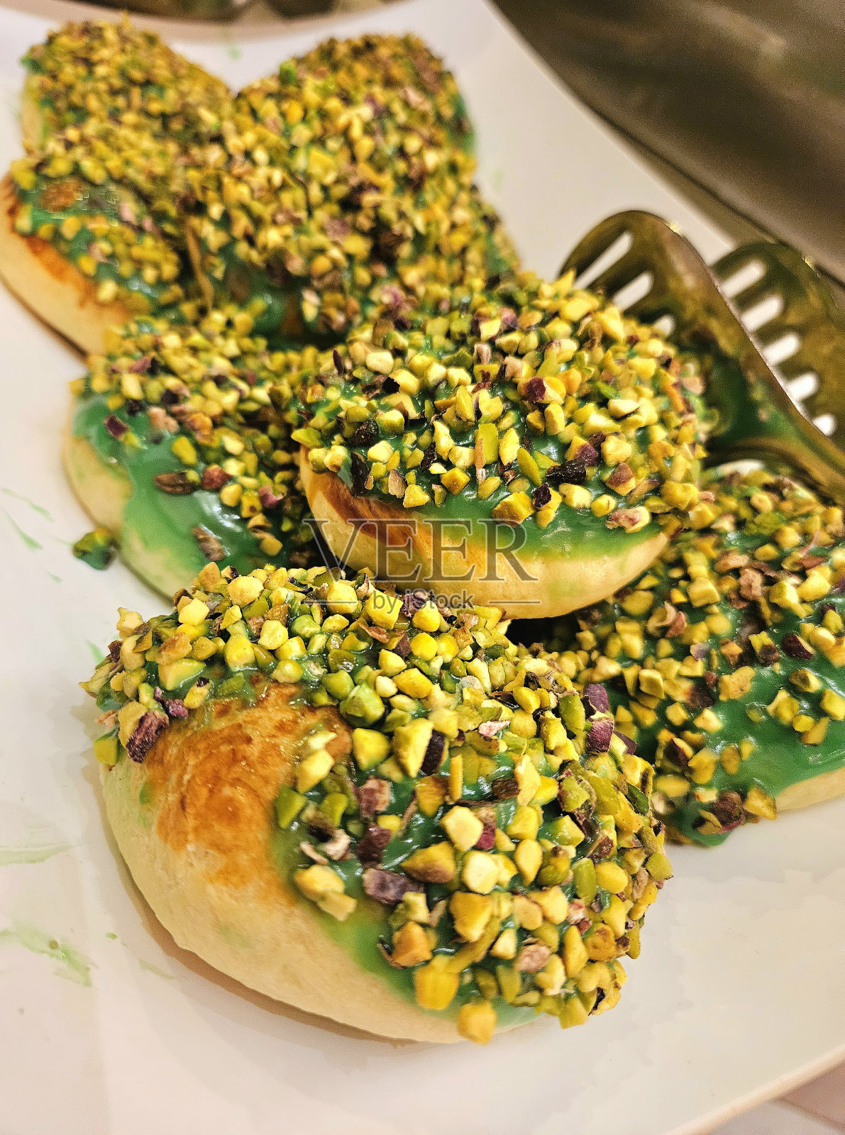 一个盘子，上面有某种糕点，上面有绿色的糖霜照片摄影图片