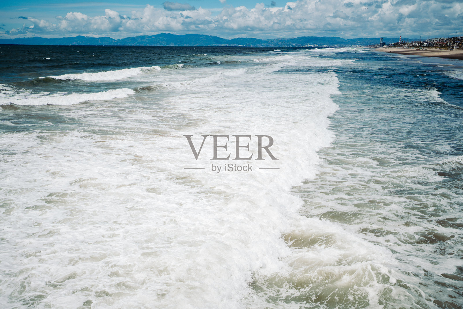 波浪与白色的水消退和流动照片摄影图片