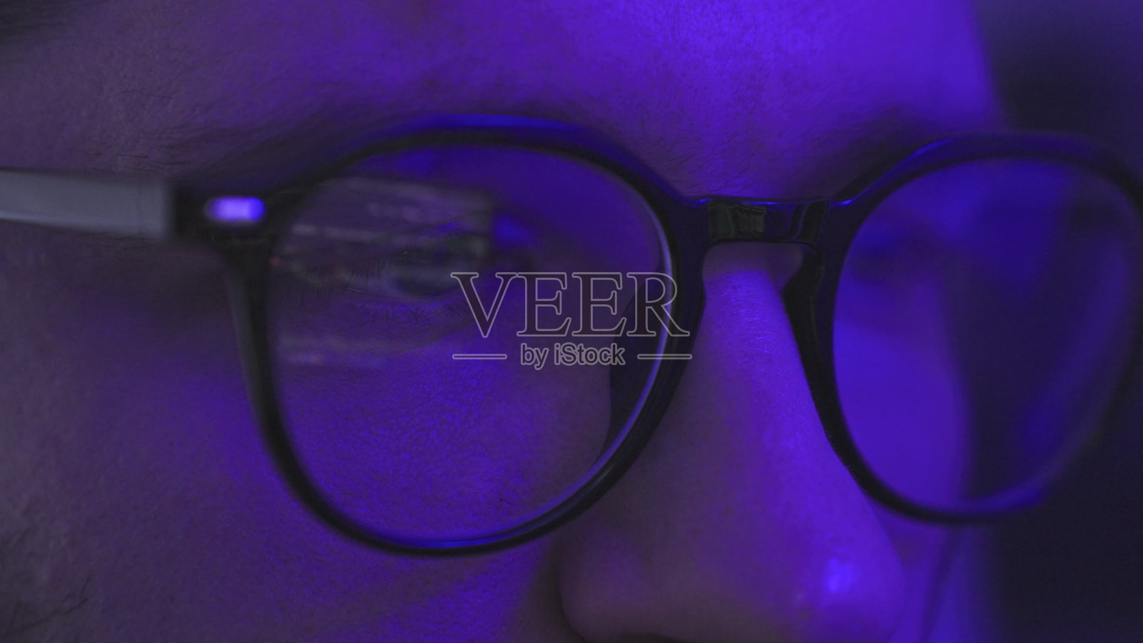 严肃的商业男性交易员分析师看着电脑显示器。慢动作照片摄影图片