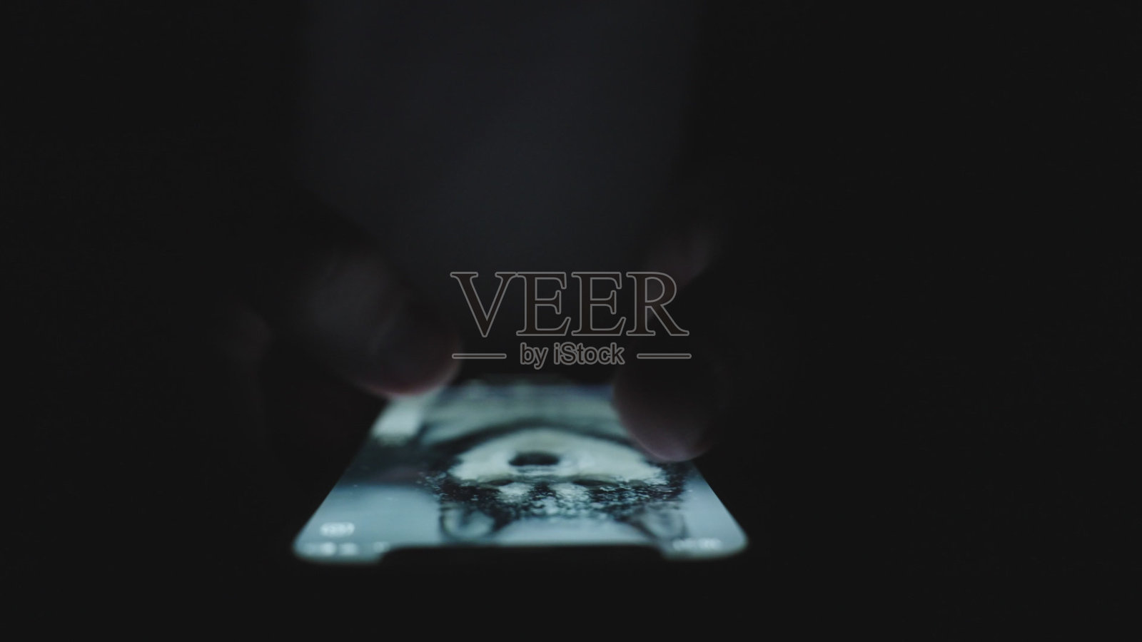 男性双手在黑暗中使用手机查找信息、刷卡照片摄影图片