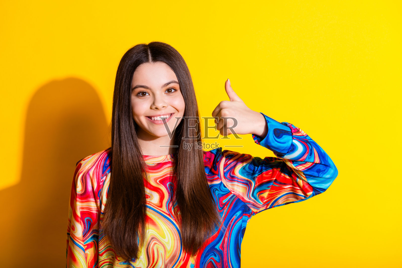 迷人的少女的照片肖像穿着时尚的彩色衣服孤立的黄色背景照片摄影图片