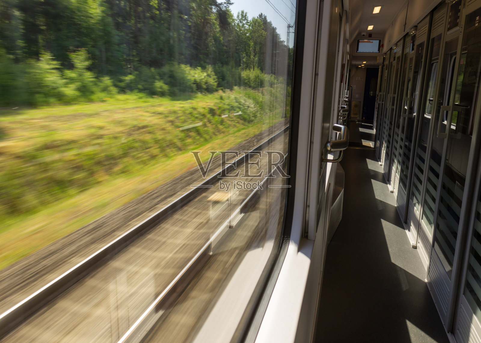 从车窗看一列移动的火车，移动的车厢，旅行的概念，画面在移动照片摄影图片
