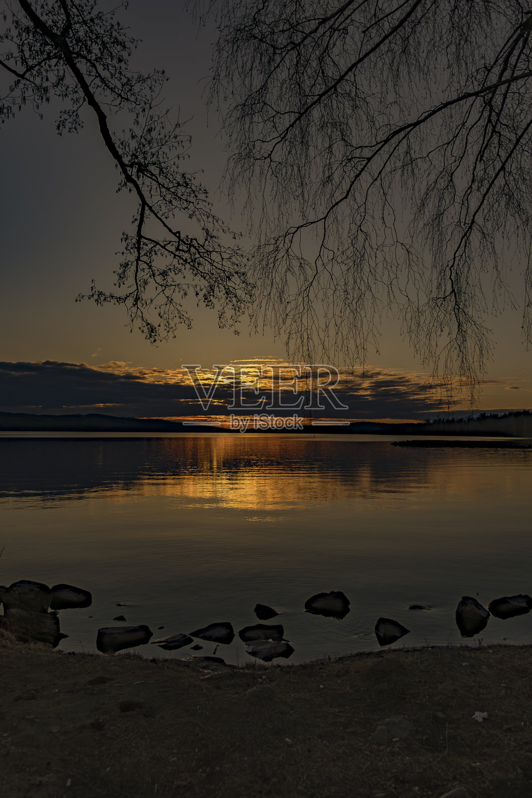 瑞典卢德维卡县的瓦斯曼湖上的日落和五彩缤纷的天空照片摄影图片
