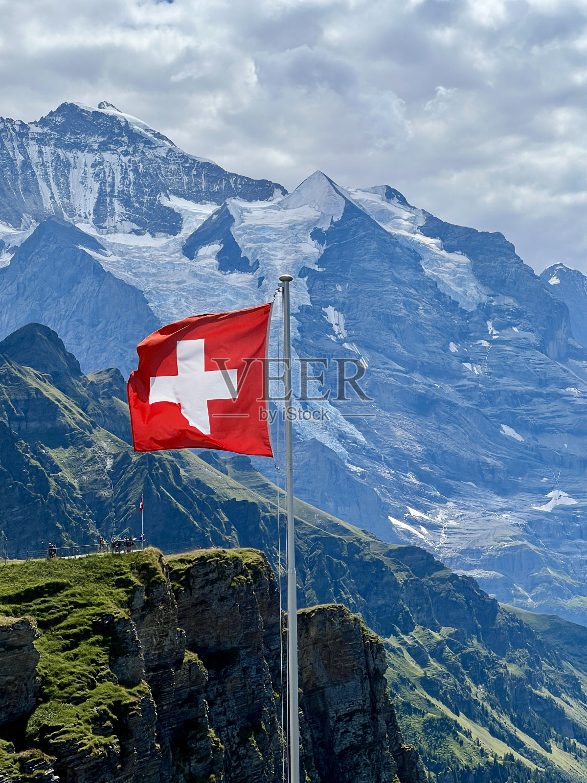少女峰地区的瑞士国旗照片摄影图片