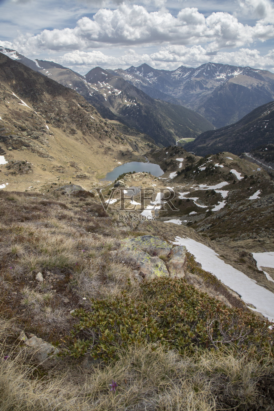 一座白雪皑皑的山，上面有一个湖，底部有雪照片摄影图片