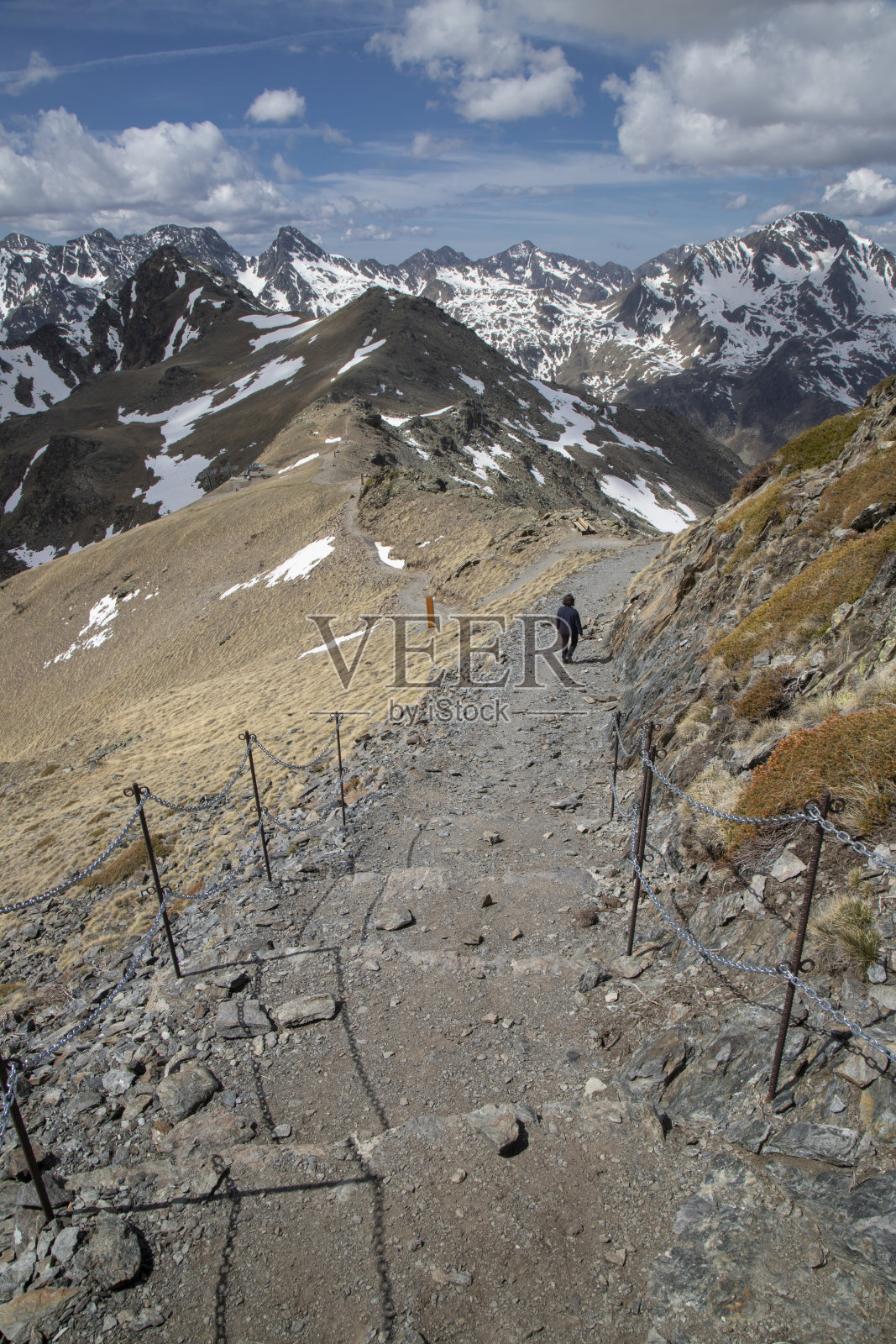 一群人在安道尔爬山照片摄影图片