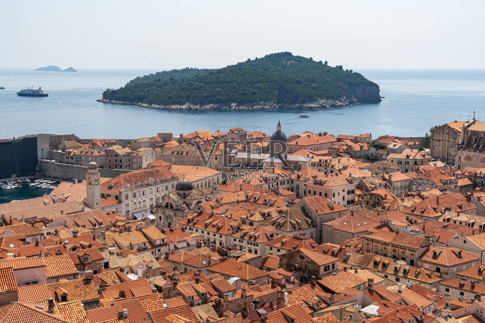 从克罗地亚的城墙上俯瞰杜布罗夫尼克城照片摄影图片