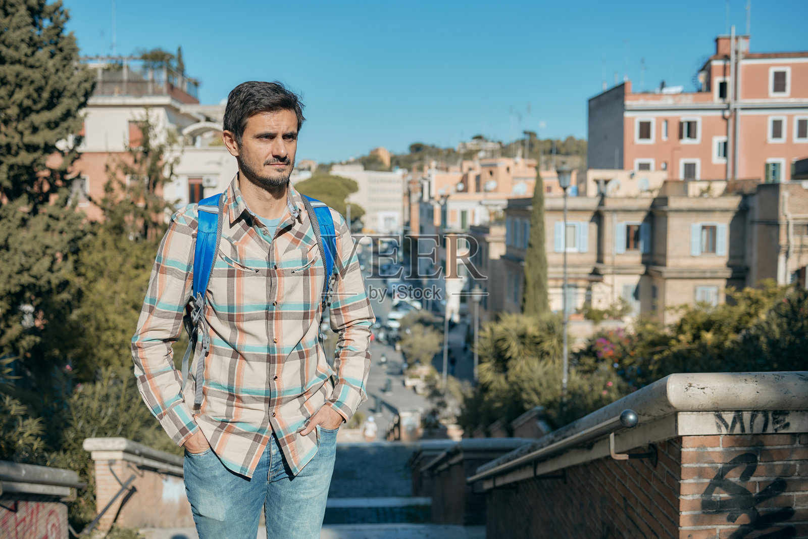 探索大城市的年轻男性游客照片摄影图片