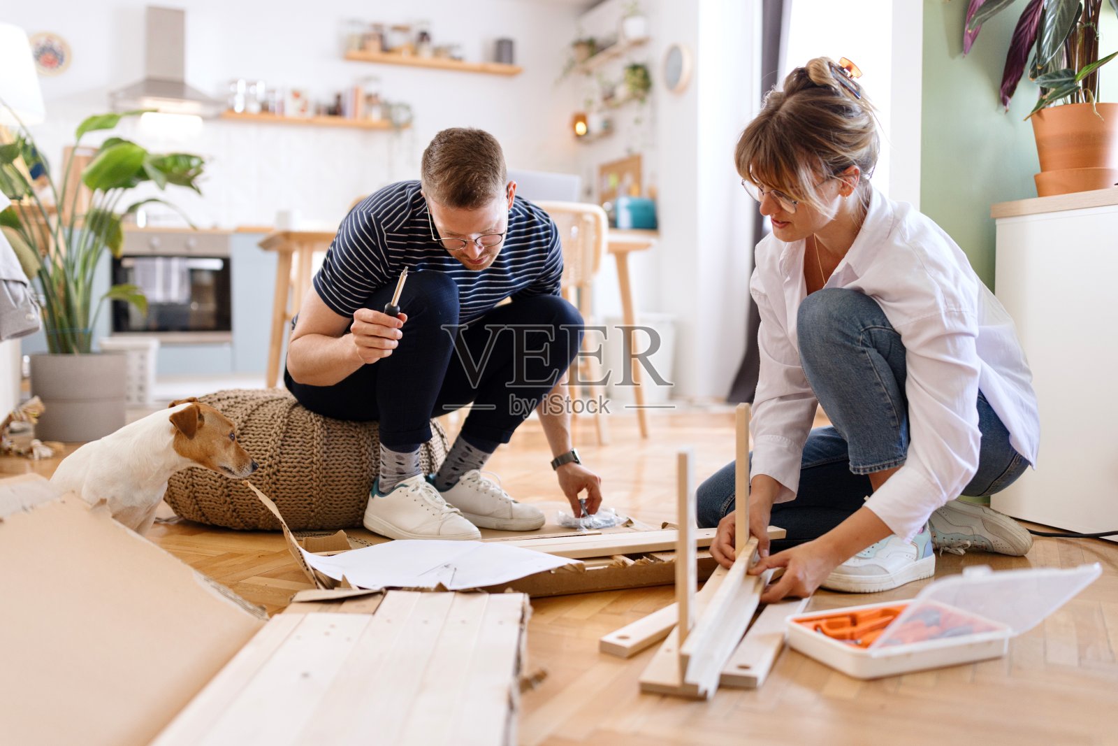 家具组装乐趣照片摄影图片