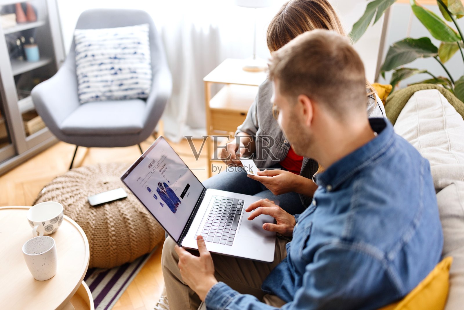 男人和女人在网上买衣服照片摄影图片