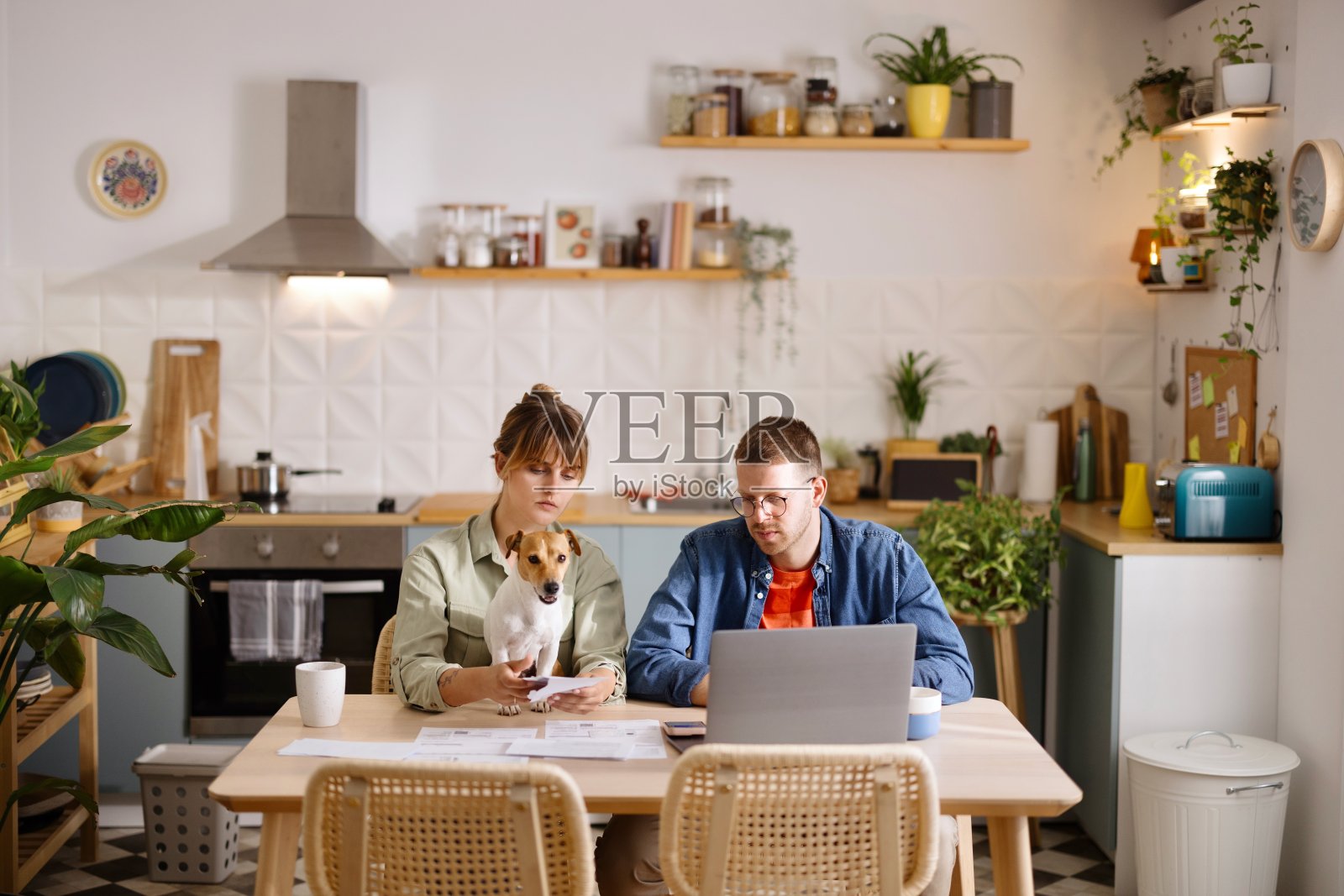 夫妻俩在家支付账单照片摄影图片