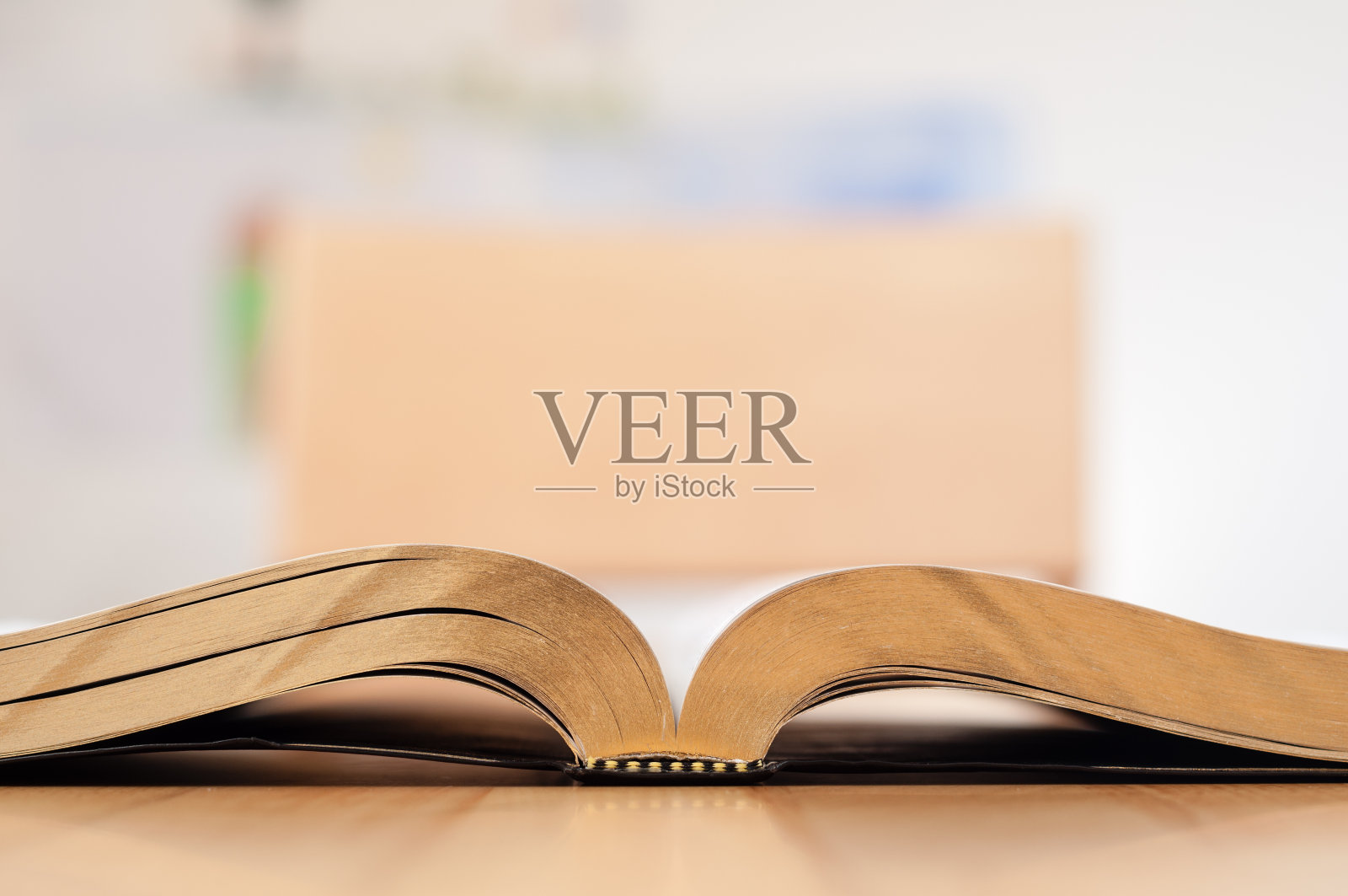 打开放在桌子上的书照片摄影图片