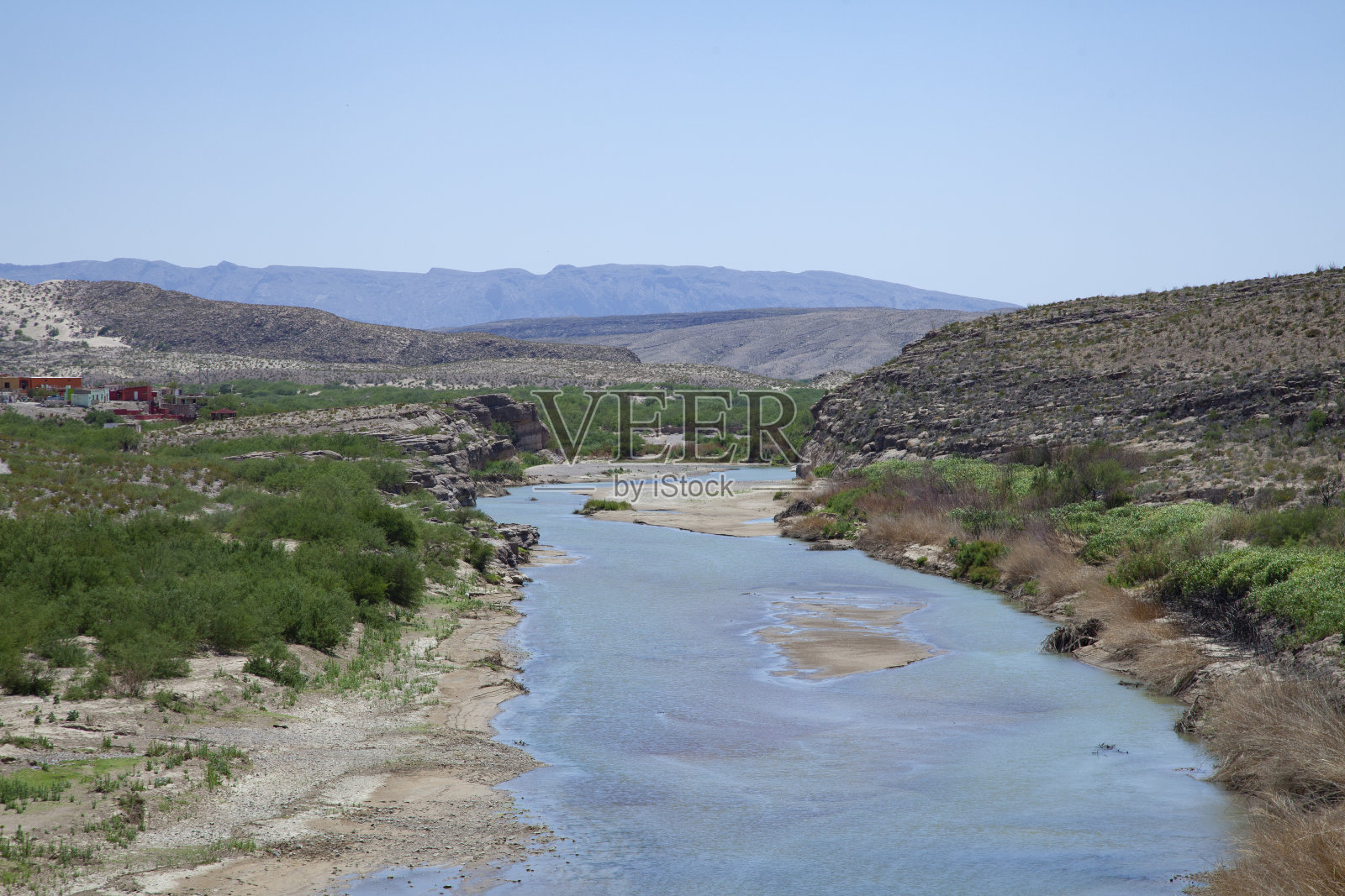 格兰德河蜿蜒穿过大本德国家公园的壮丽景色，其翠绿的河岸在干旱的沙漠景观中充当绿洲。照片摄影图片
