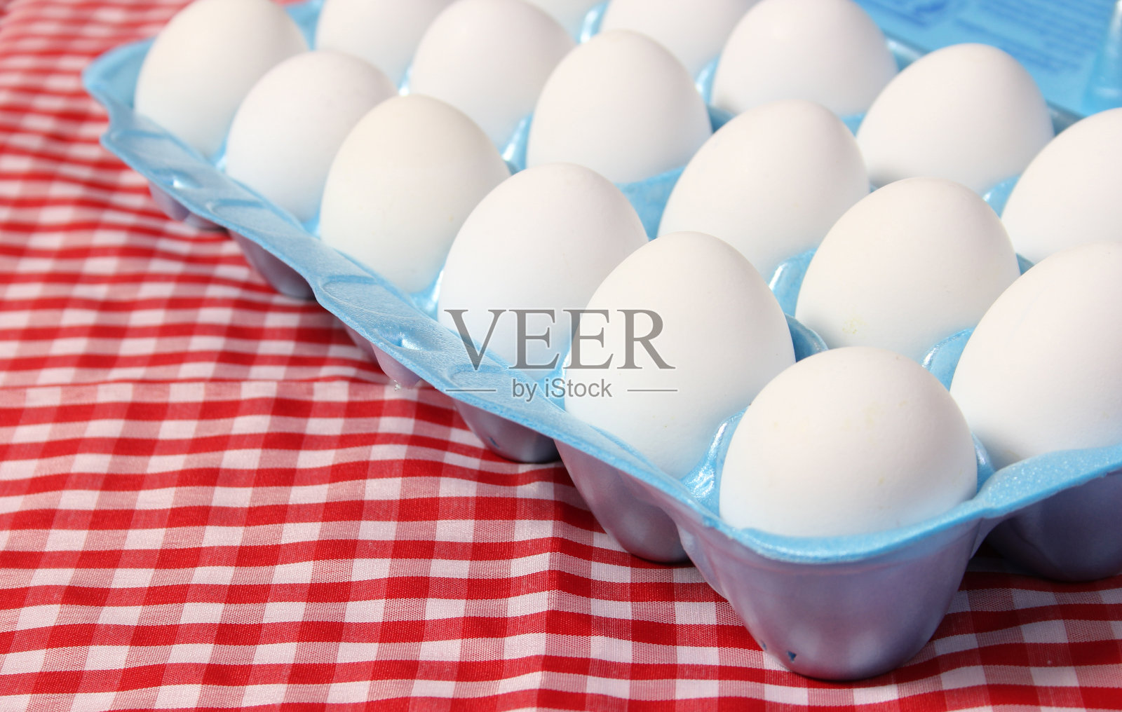 方格桌布上的白鸡蛋特写照片摄影图片