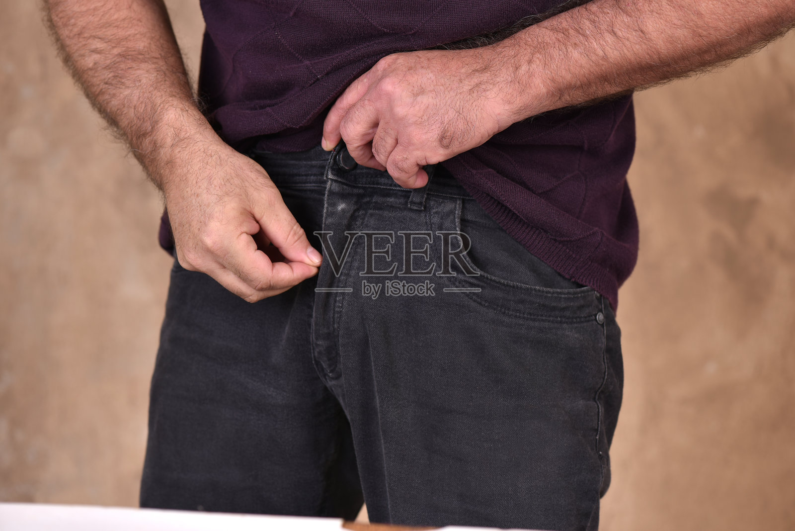 原因牛仔裤金属拉链衣服挂钩。拉链配件金金属和塑料牙的硬件自封口袋附件照片摄影图片