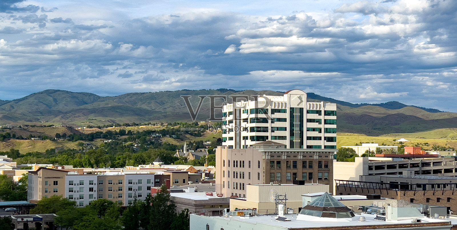 博伊西市中心，爱达荷州和山麓的景色照片摄影图片