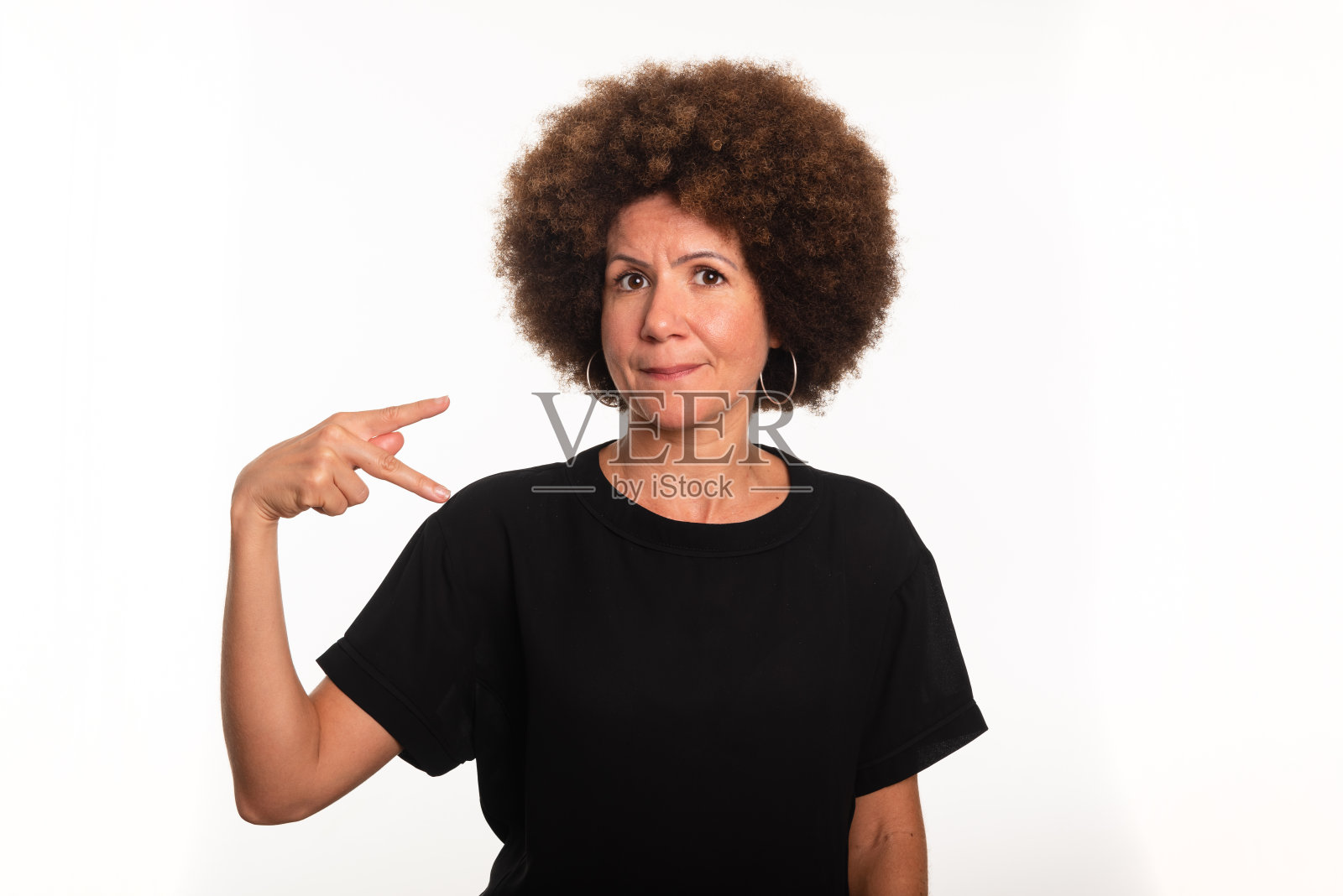 巴西手语的女翻译，天秤座，做出字母P。照片摄影图片