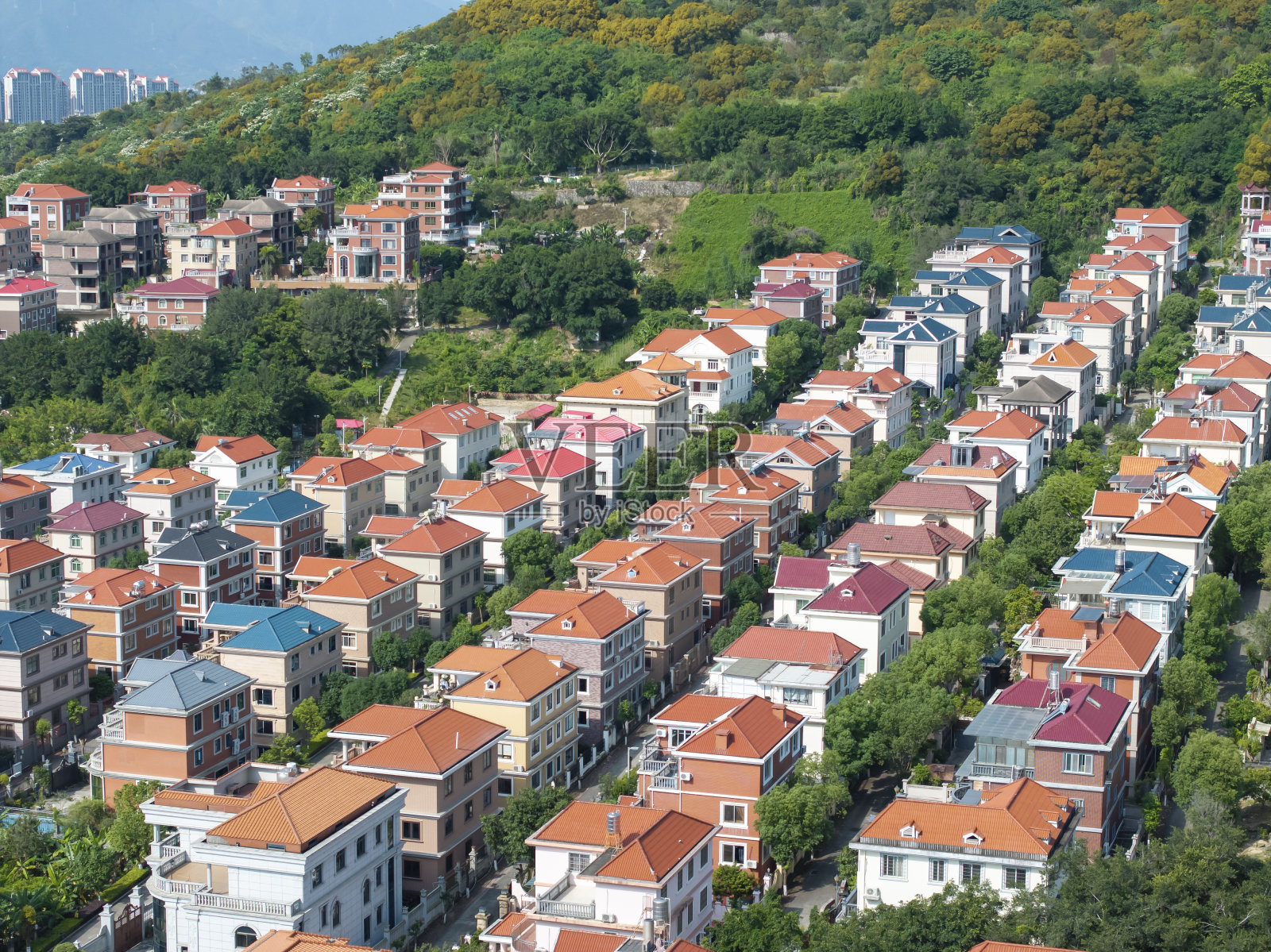 城市居民区的红色屋顶别墅照片摄影图片