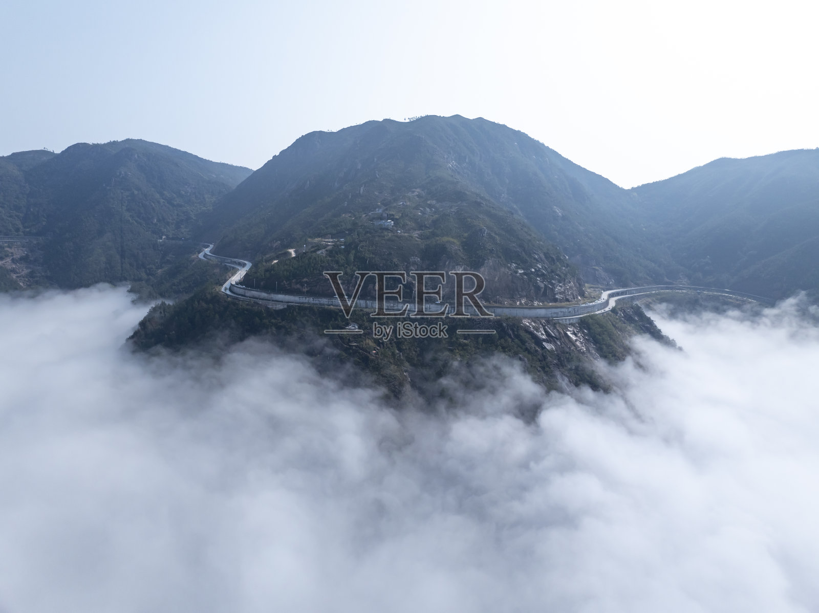 路在云端，雾在山顶照片摄影图片