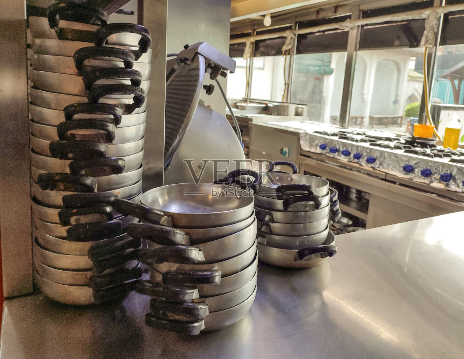 在伊斯坦布尔的火鸡厨房里，为烹饪煎蛋而堆放的铝锅照片摄影图片