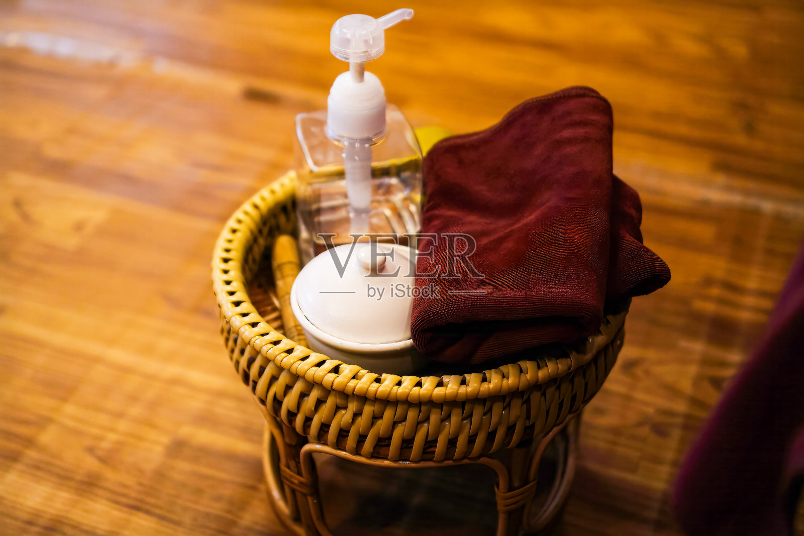 泰国清迈，一套足部按摩油和泰国足部水疗按摩霜的照片。照片摄影图片