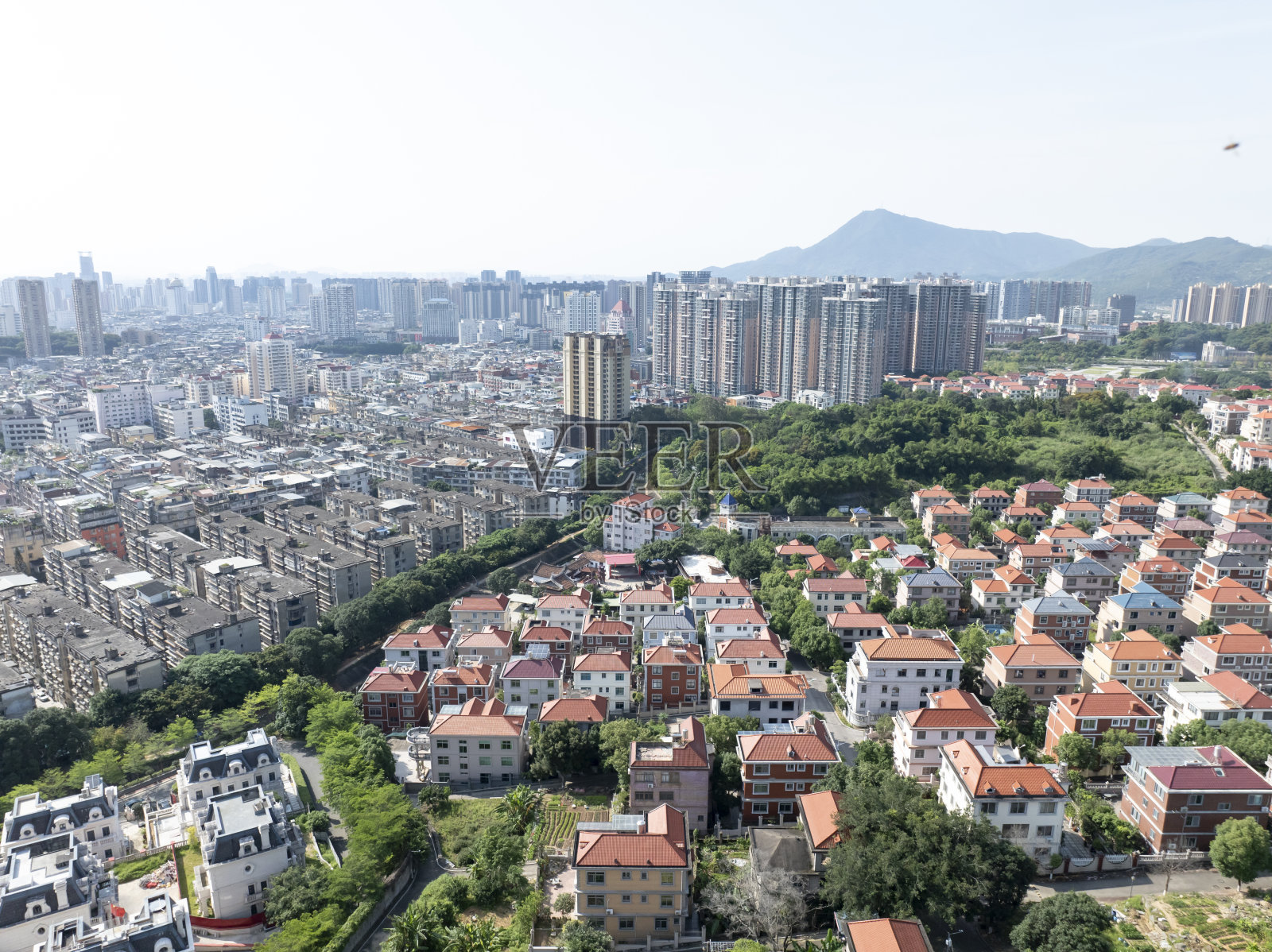 城市居民区的红色屋顶别墅照片摄影图片