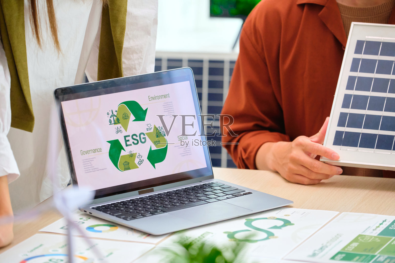 集团业务人员在办公室举行了环境、社会和治理的ESG会议，讨论了风力涡轮机和太阳能电池板等可再生能源照片摄影图片