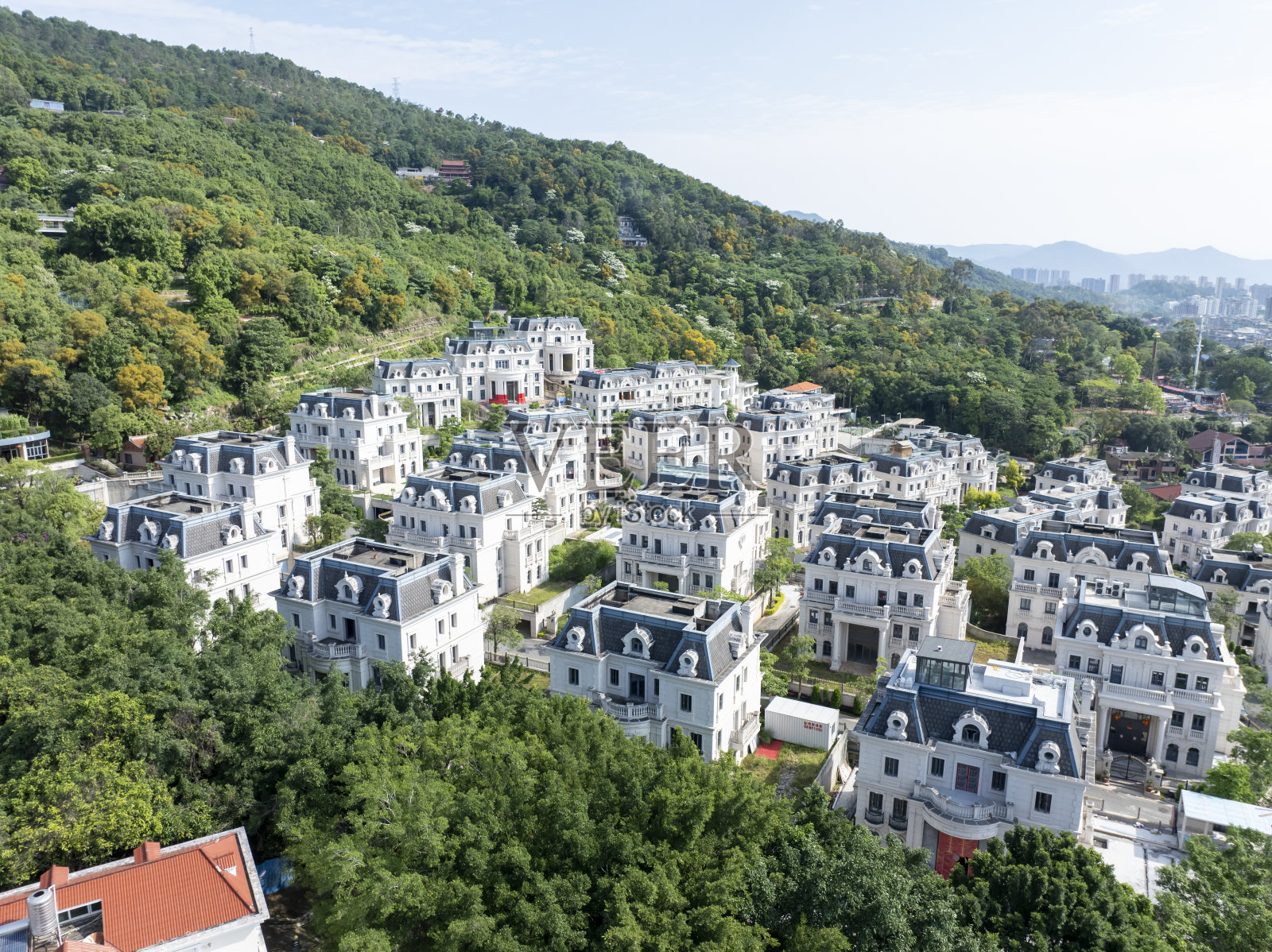 城市居民区的红色屋顶别墅照片摄影图片