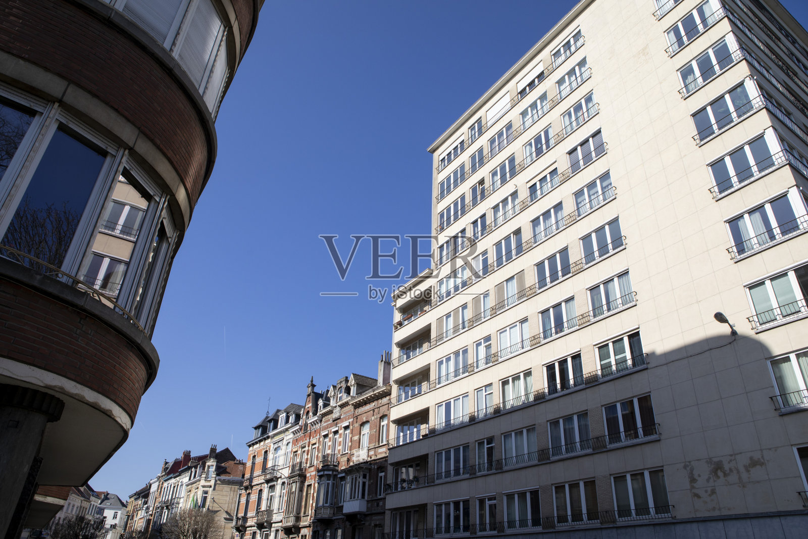 布鲁塞尔的现代公寓楼照片摄影图片