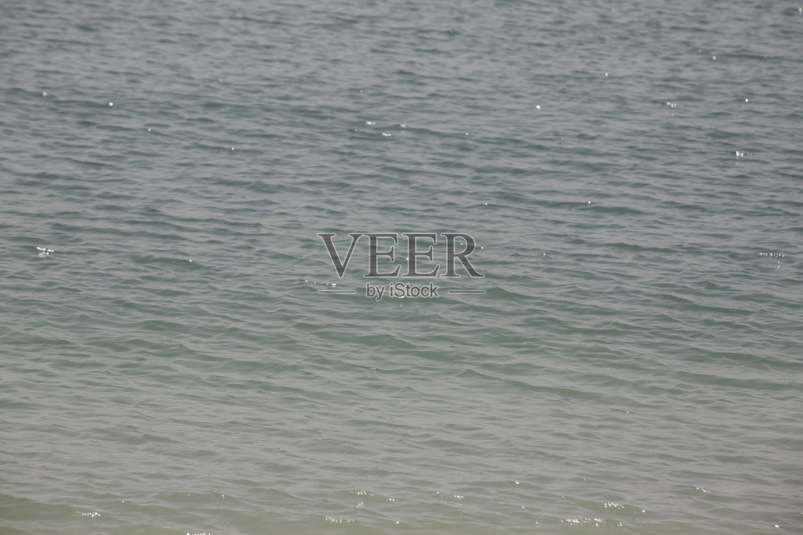 在阳光明媚的日子里，平静的海浪的宁静景色照片摄影图片