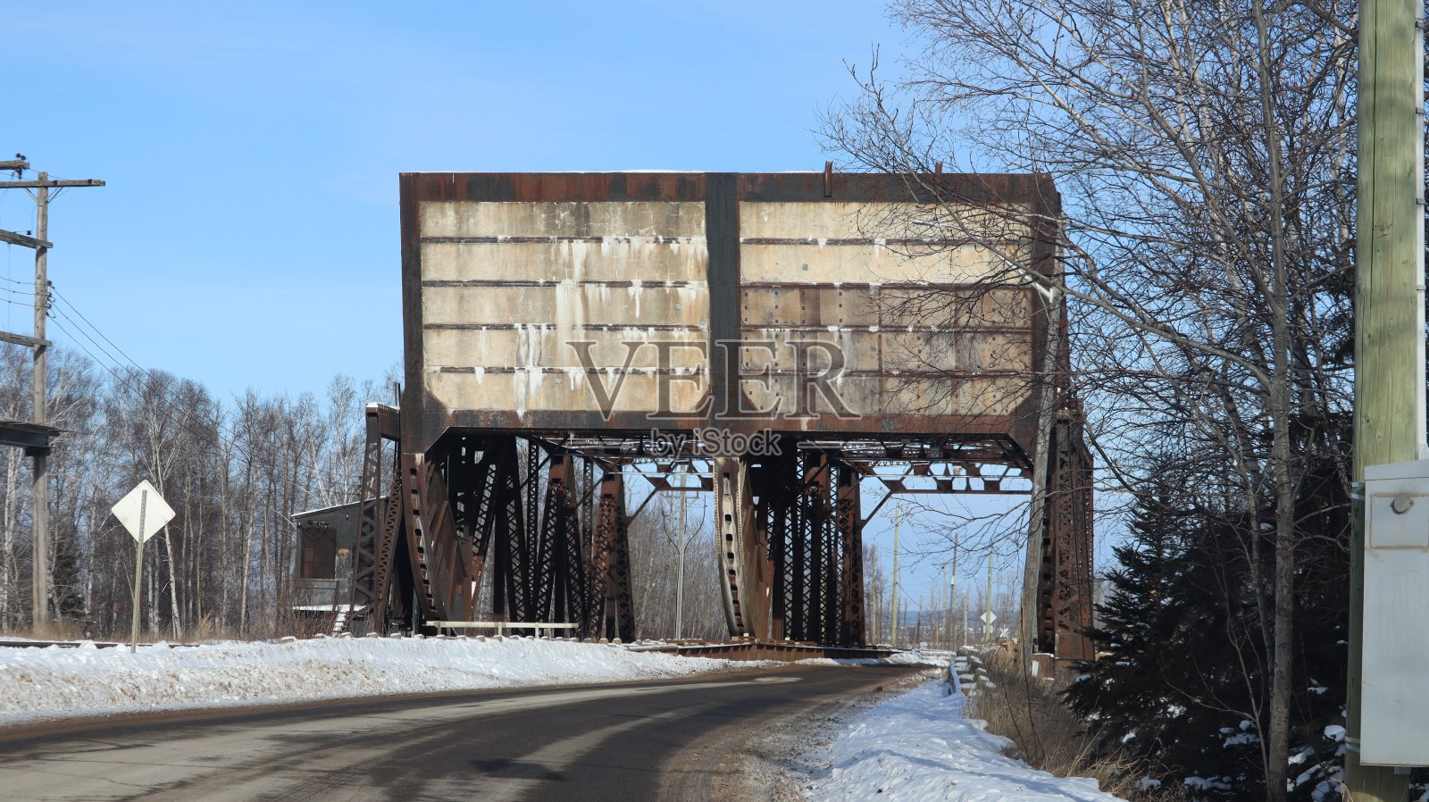 雪景和铁路桥照片摄影图片