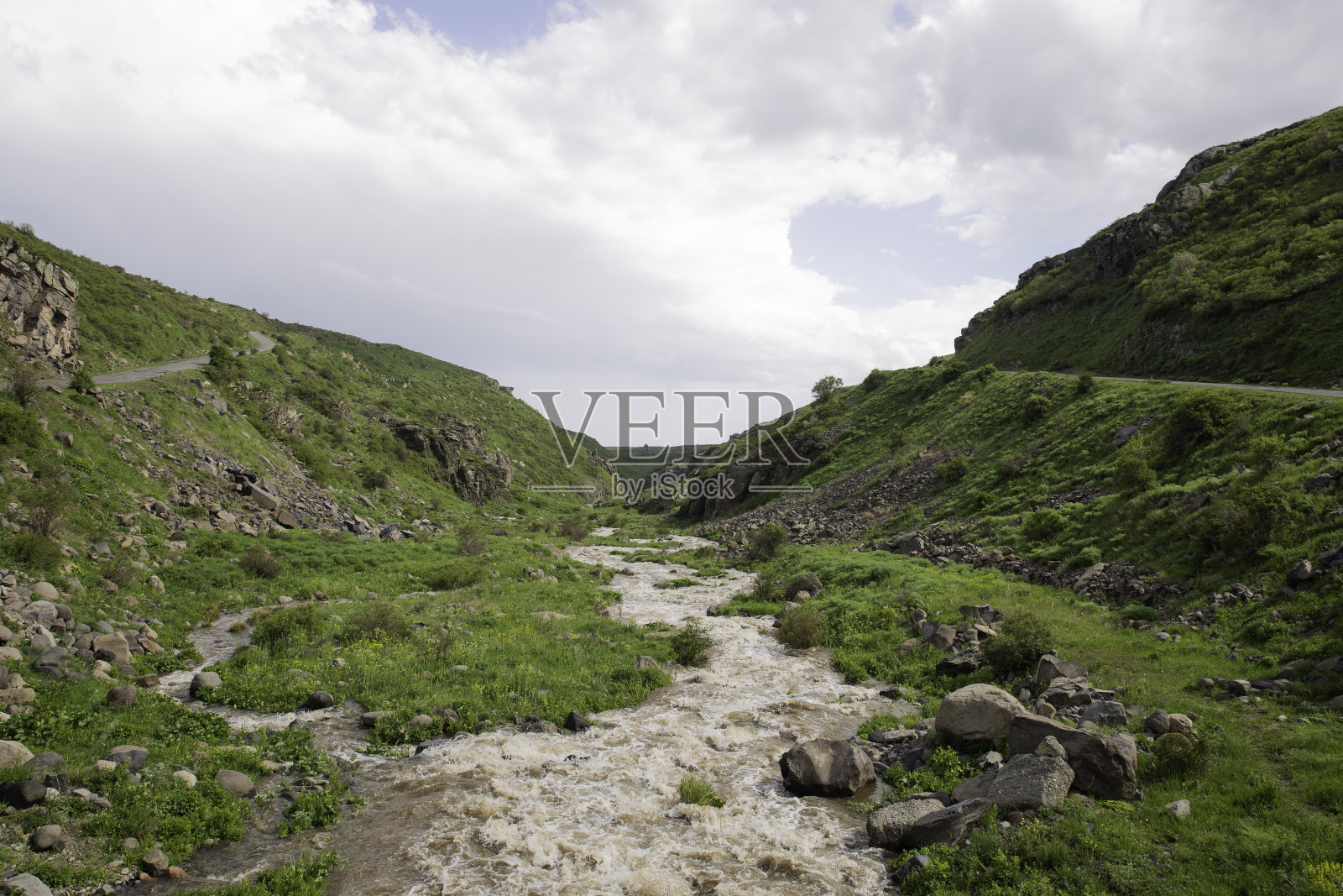 亚美尼亚山区湍急的河流照片摄影图片