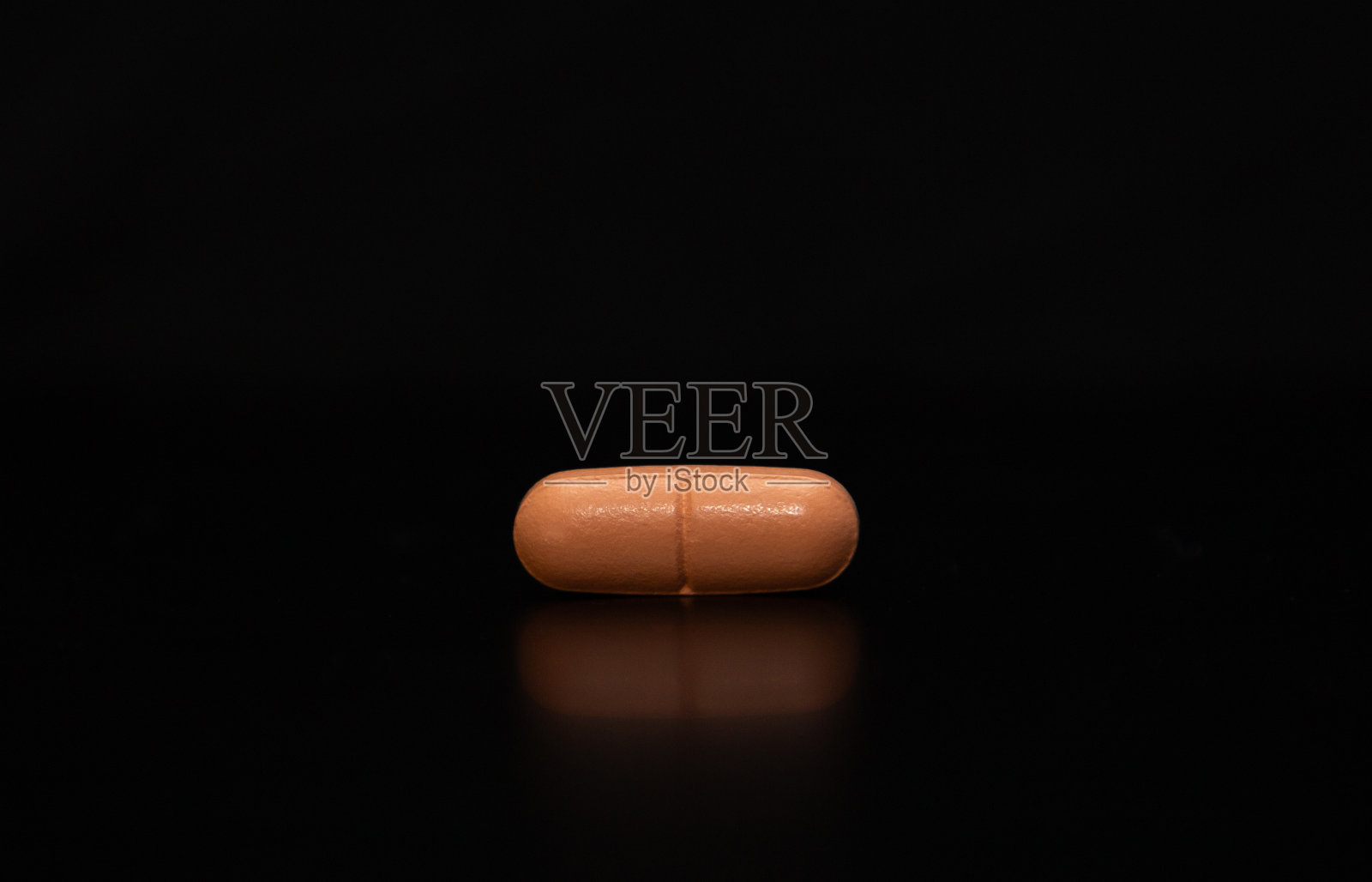 黑色背景上的药丸特写，非常适合作为装饰图片照片摄影图片