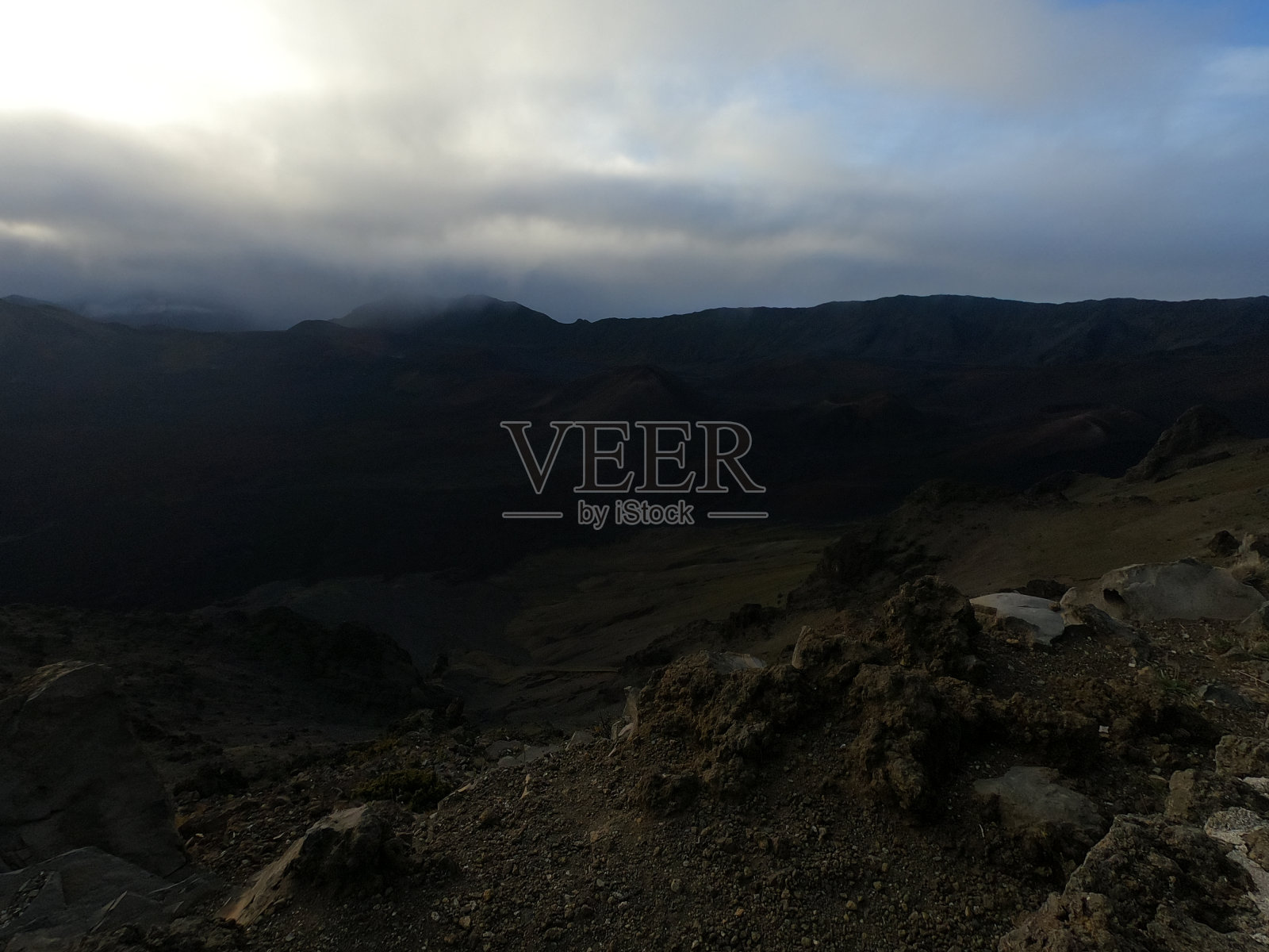 从山顶看黄昏，云淡风轻照片摄影图片