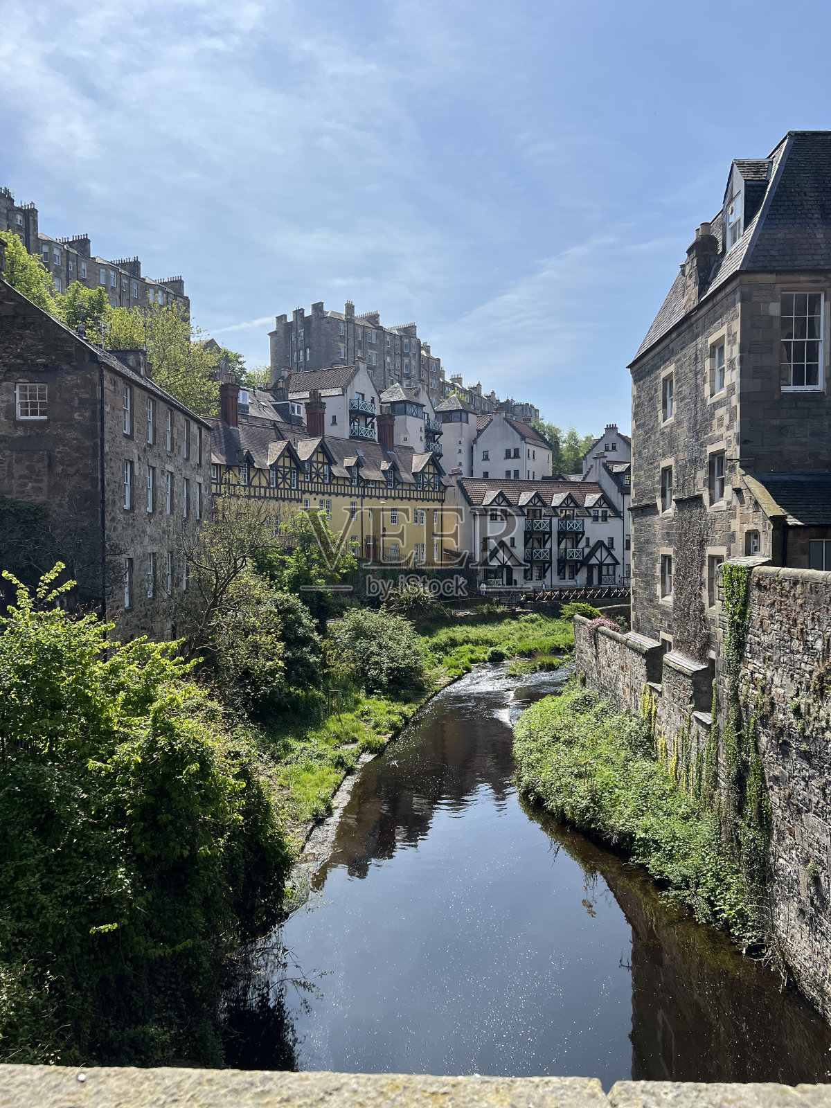 苏格兰的一个小城市，沿河有高楼大厦照片摄影图片