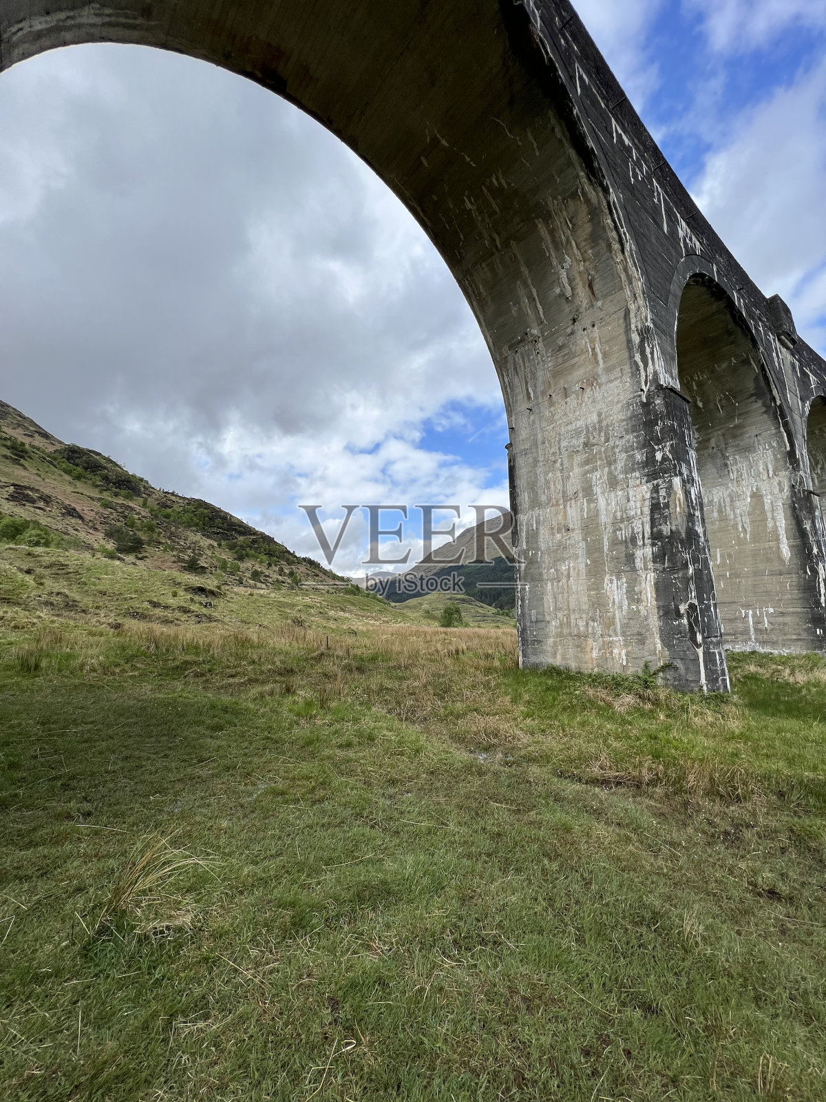 苏格兰多云天空下的高桥照片摄影图片