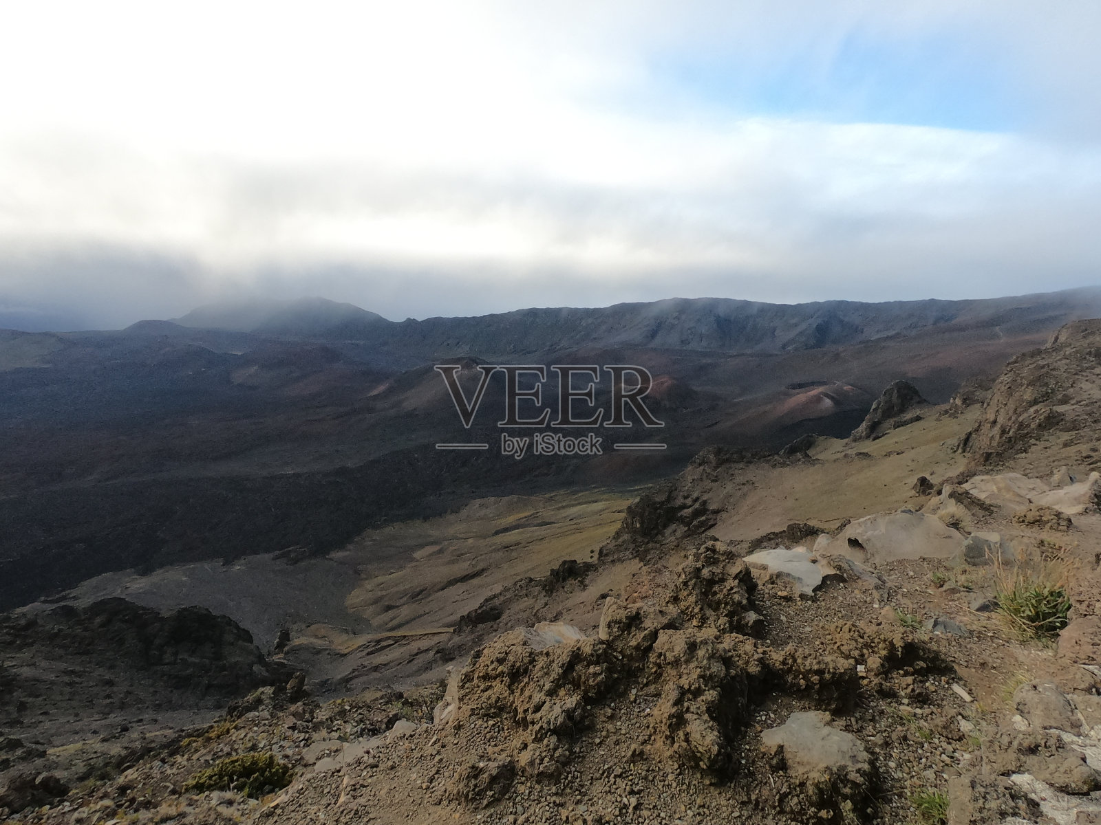 多云天空下岩石山的美景照片摄影图片