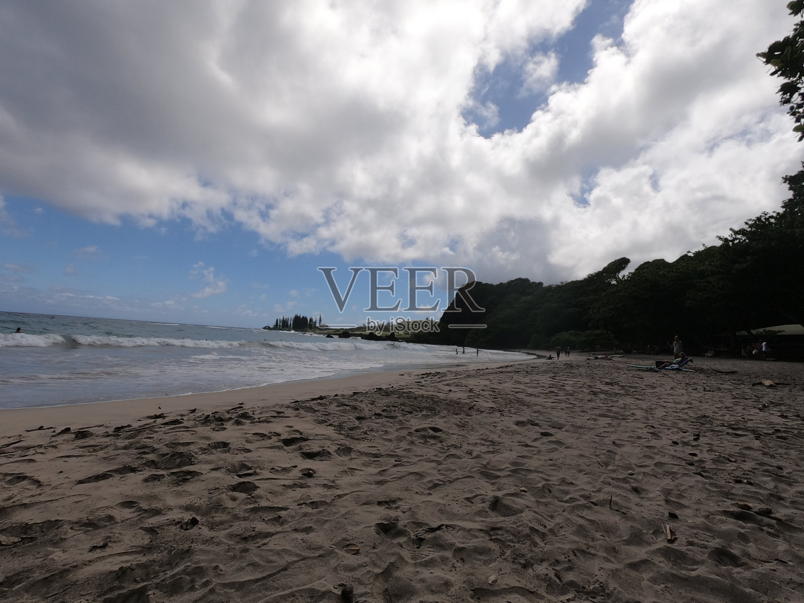 白色的沙滩，轻柔的海浪拍打着海岸照片摄影图片